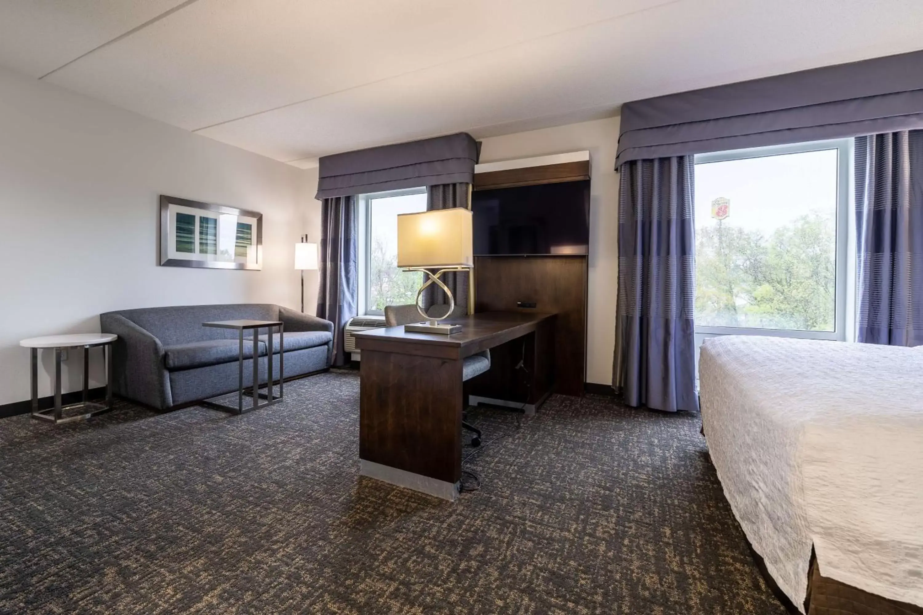 Bedroom, Seating Area in Hampton Inn & Suites Greensboro/Coliseum Area