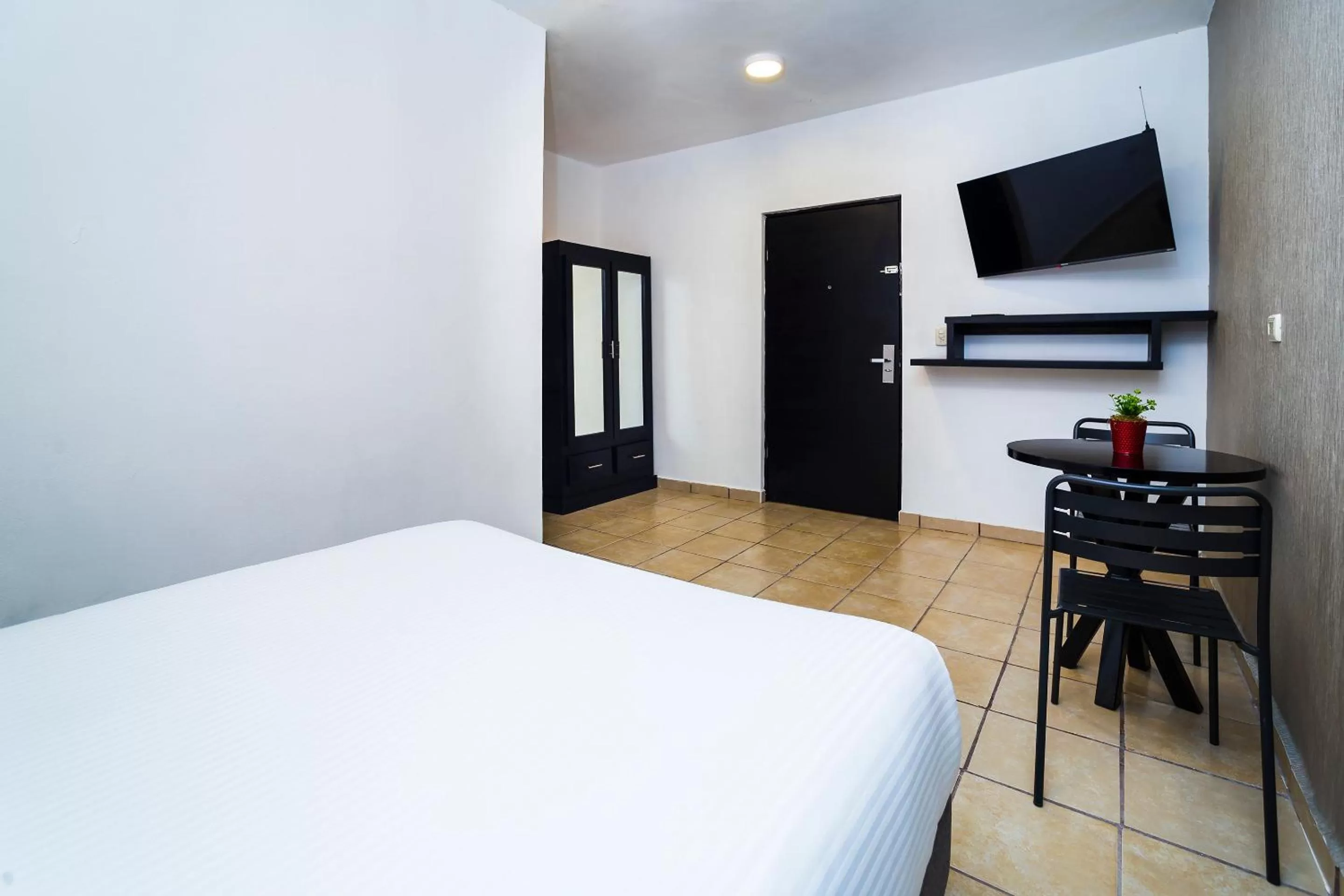 Photo of the whole room, Bed in San José Suites Boutique