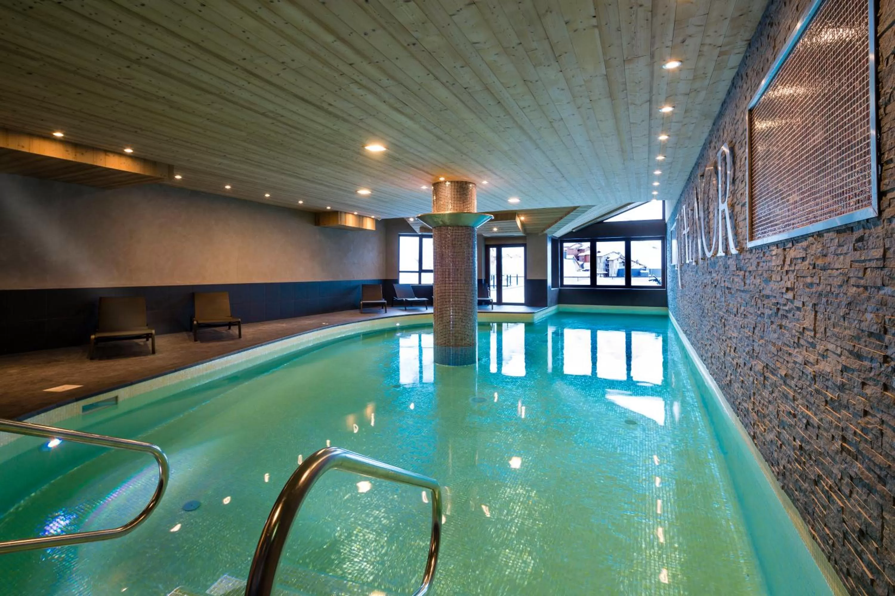 Swimming pool in Hôtel Koh-I Nor by Les Etincelles