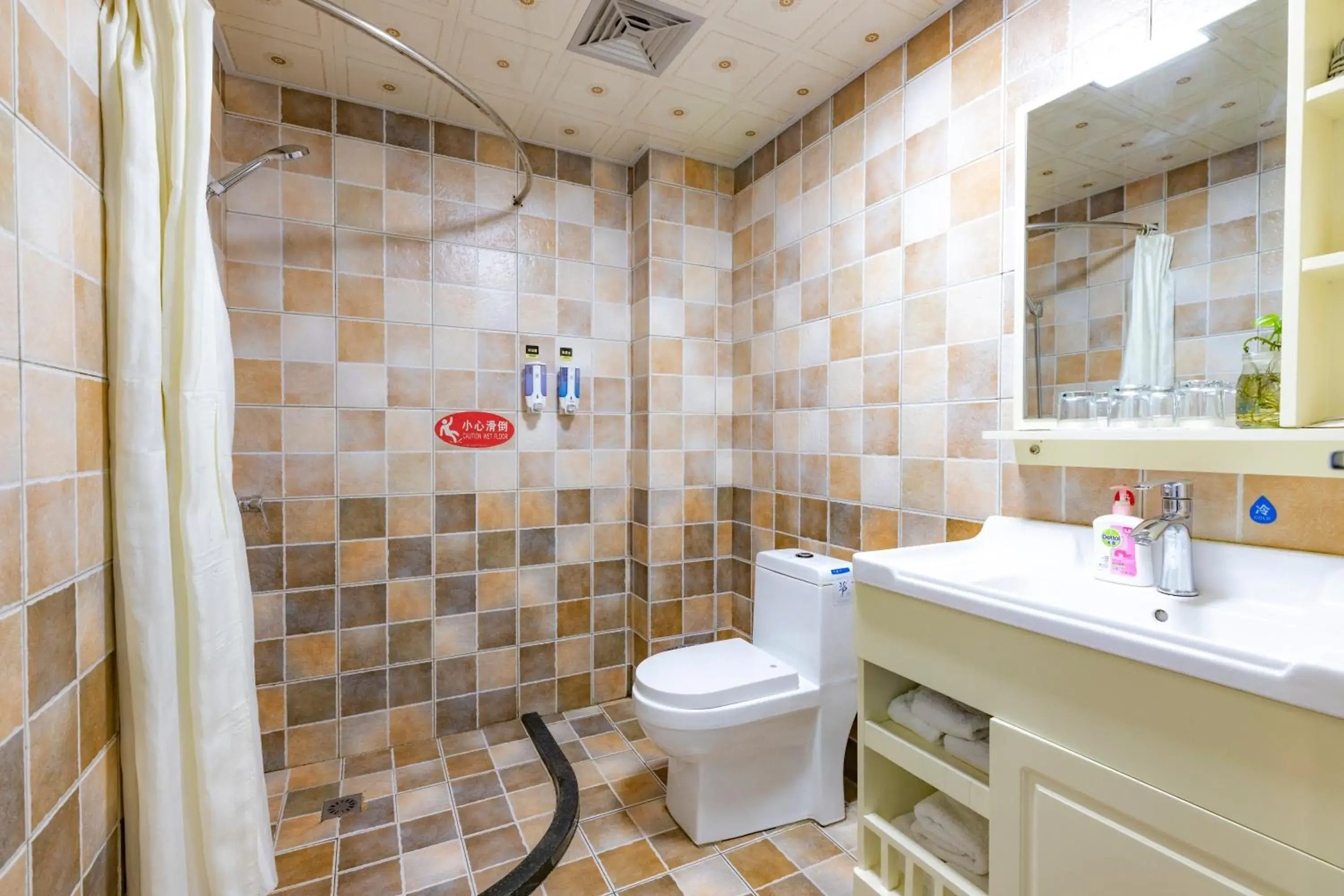 Bathroom in Chengdu Dreams Travel International Youth Hostel
