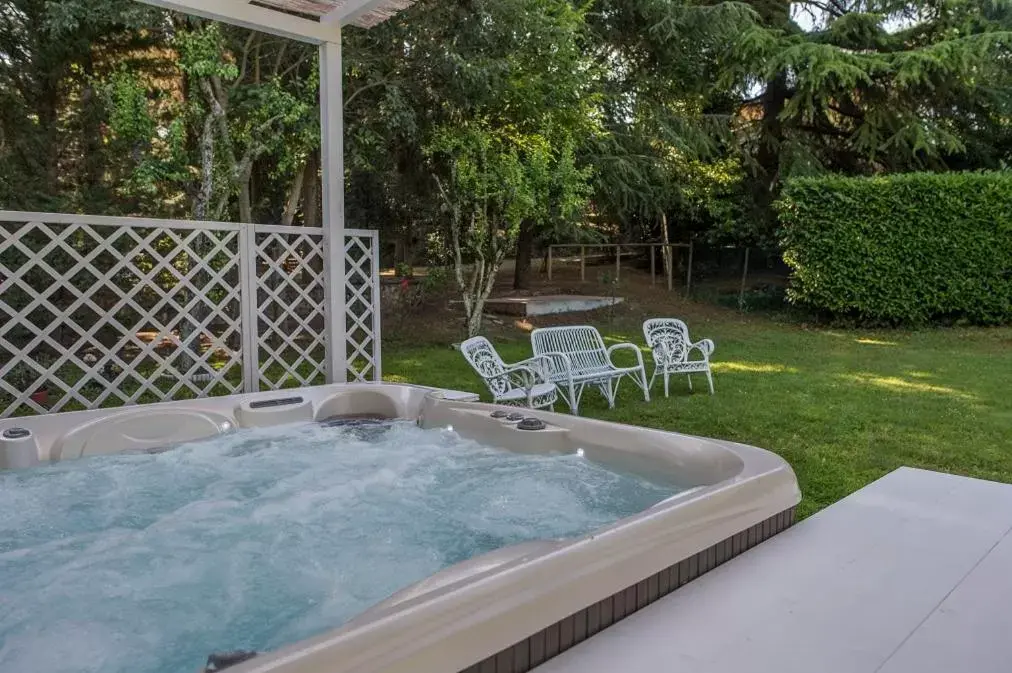 Hot Tub in Country Lodge B&B