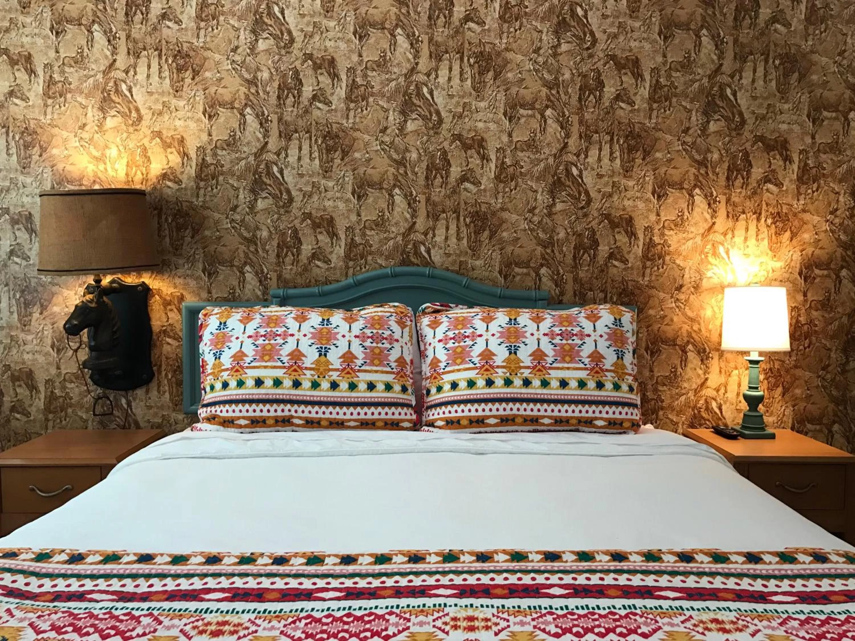 Bed in Dame Fortune's Cottage Court