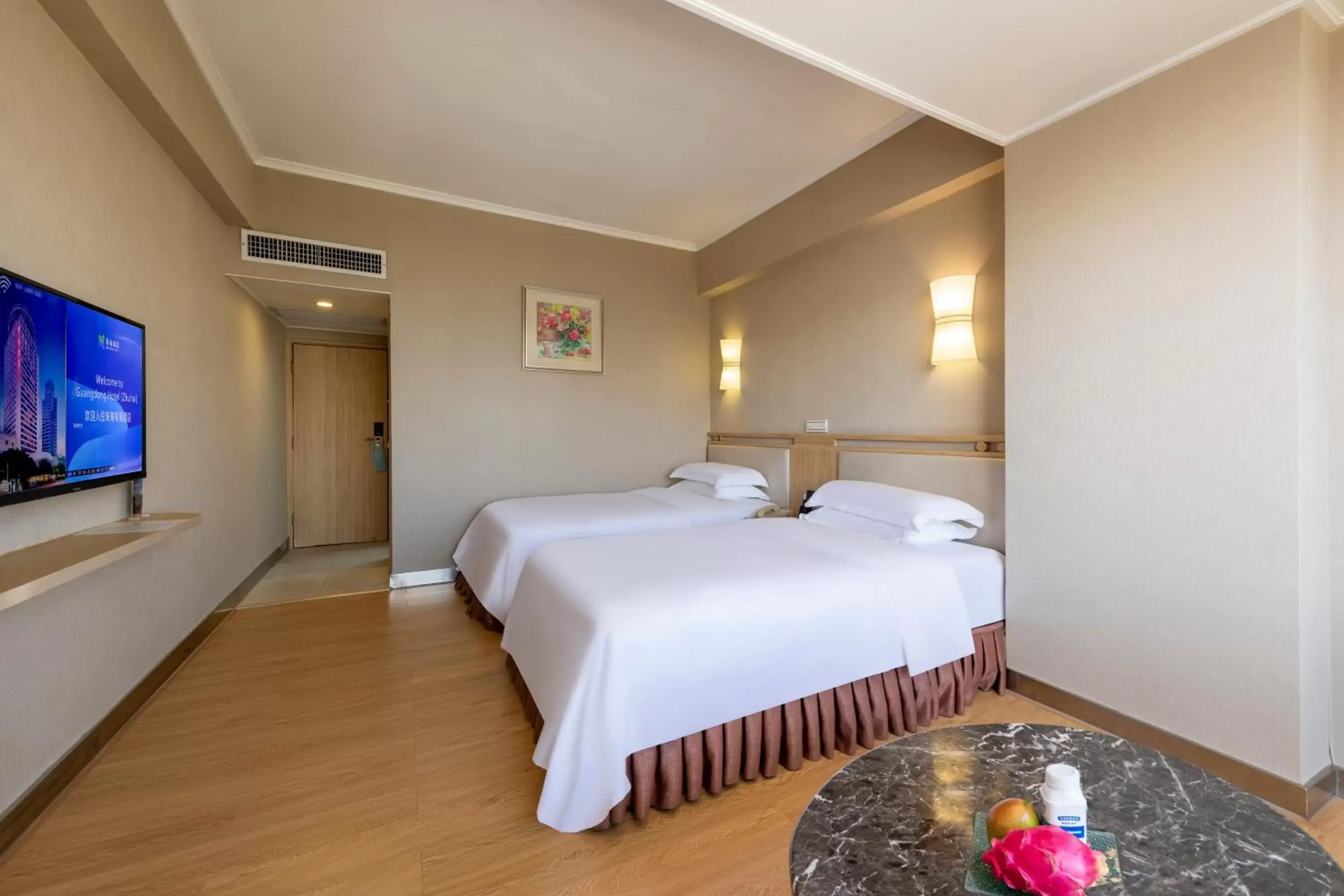 Communal lounge/ TV room, Bed in Guangdong Hotel (Zhuhai) Communal lounge/ TV room, Bed in Guangdong Hotel (Zhuhai)