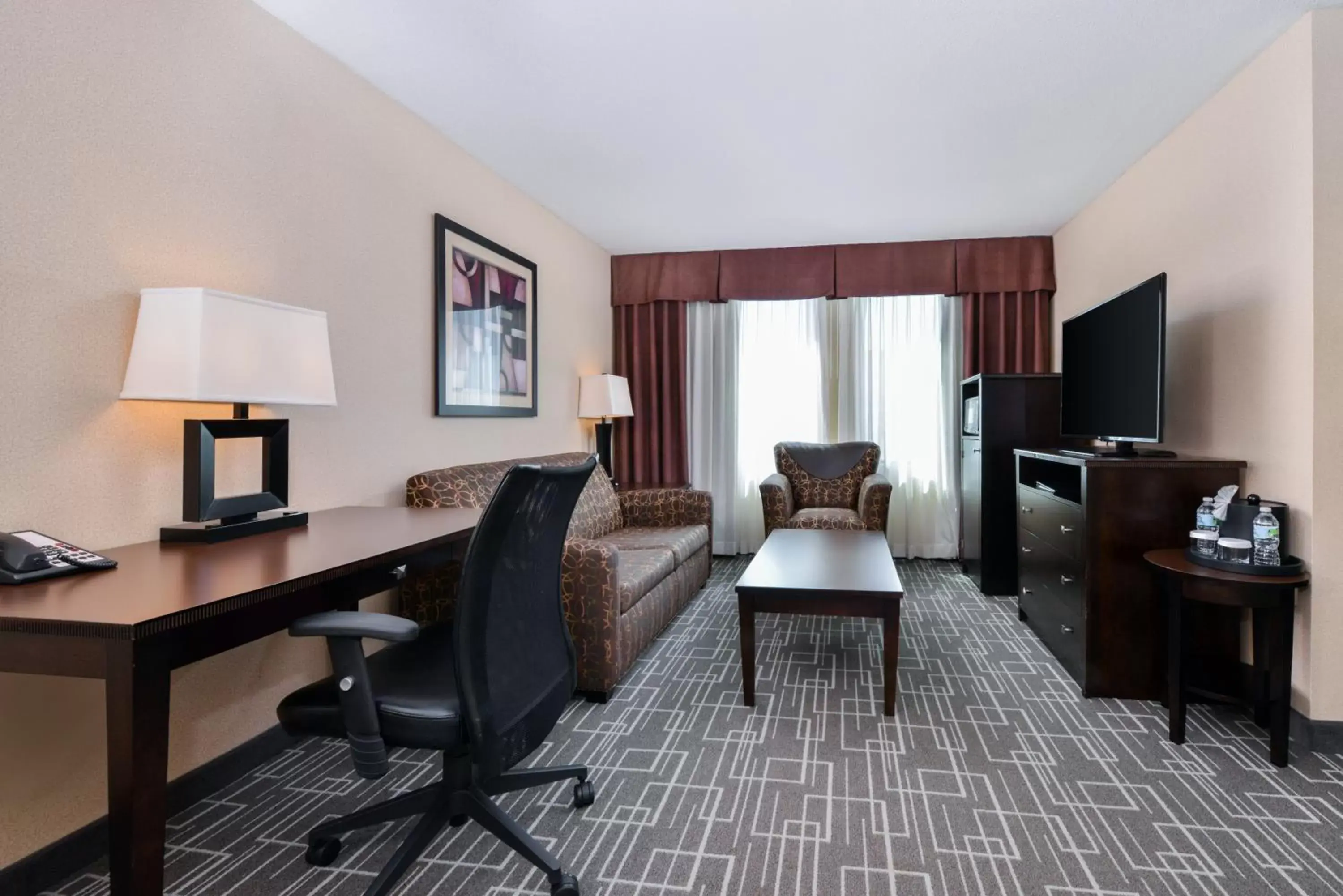 Photo of the whole room, Seating Area in Holiday Inn Charlotte Center City, an IHG Hotel
