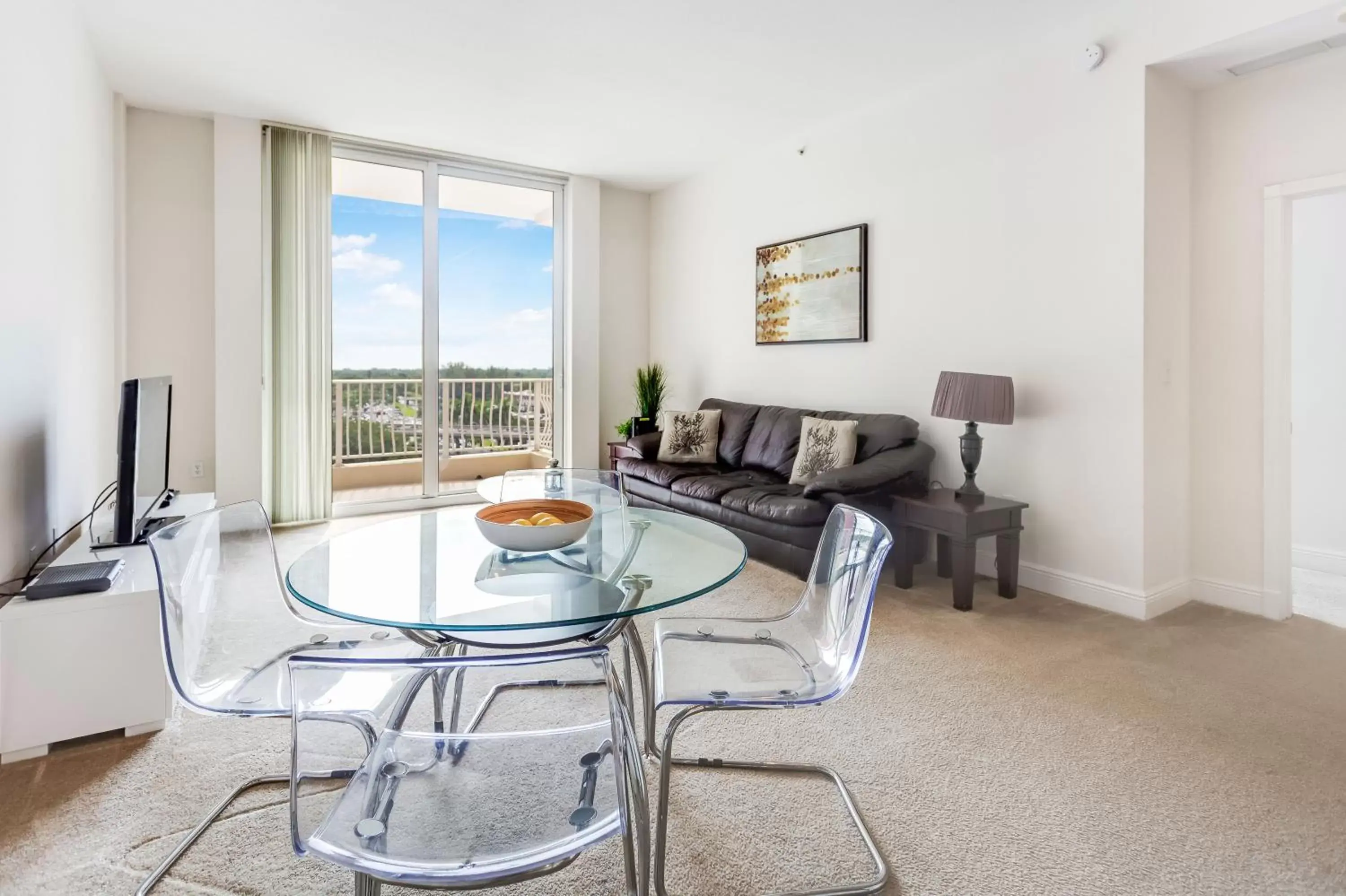 Living room, Seating Area in Dadeland Towers by Miami Vacations