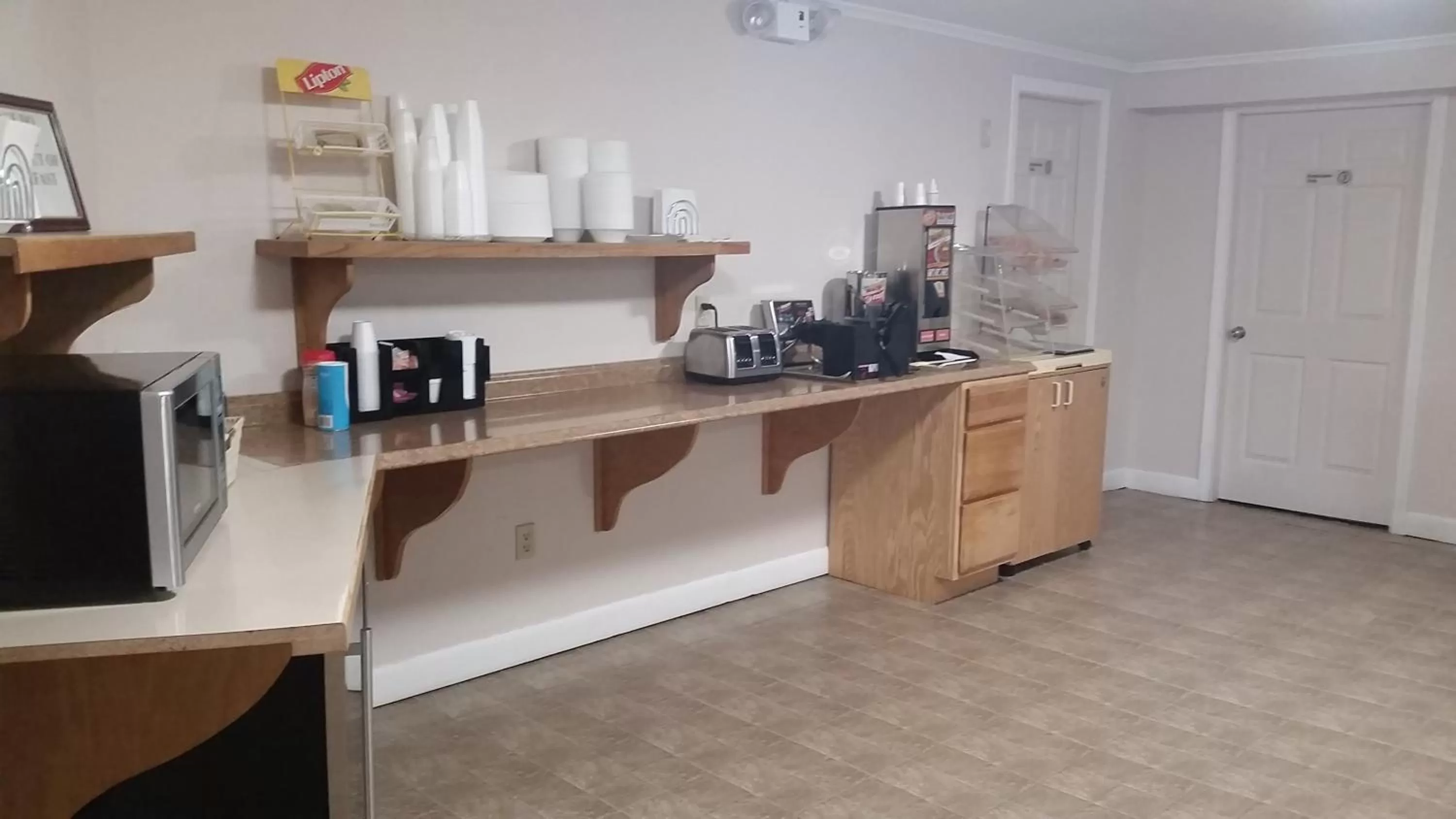 Coffee/tea facilities in EastGate Inn