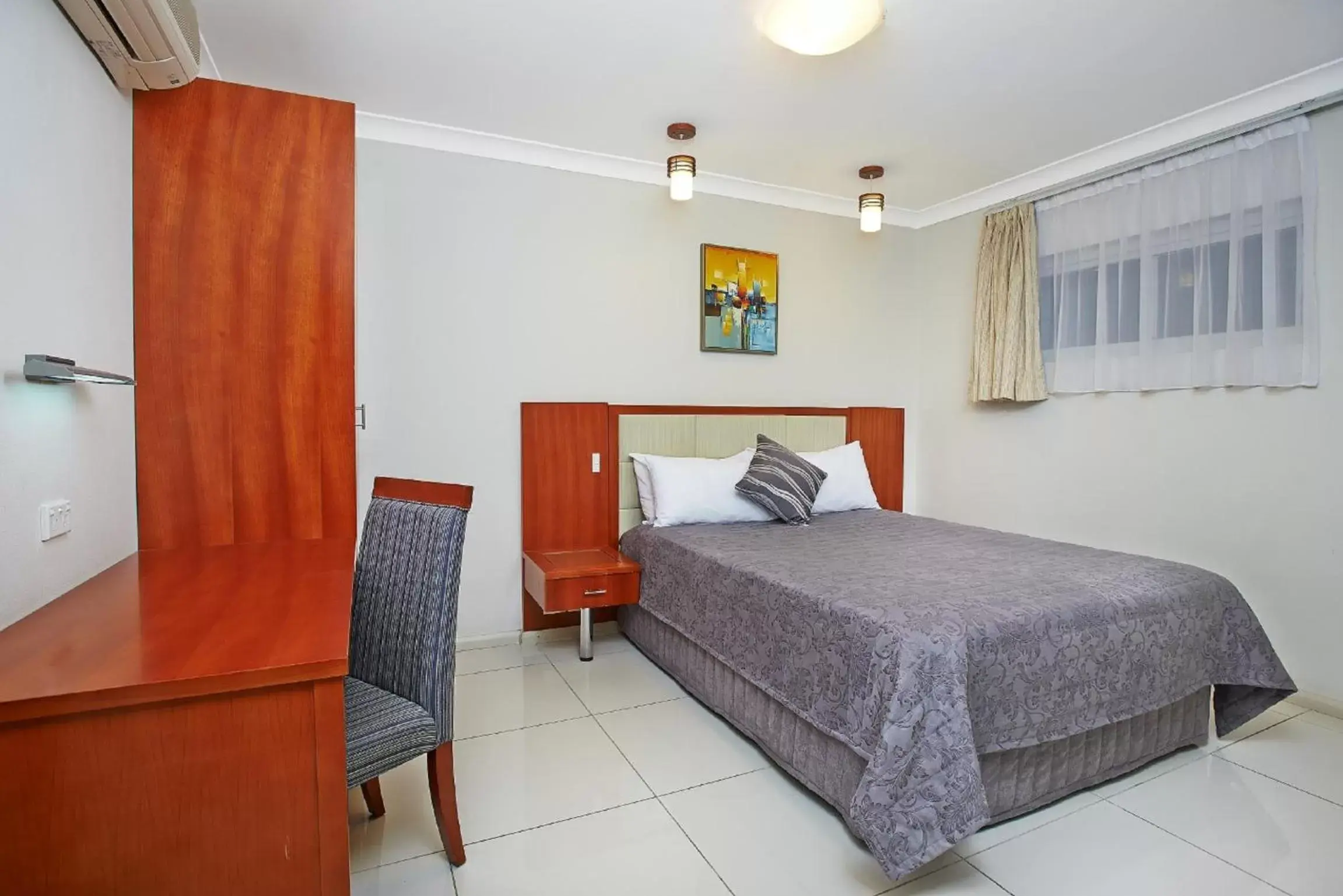 Bedroom, Bed in Comfort Inn & Suites Burwood