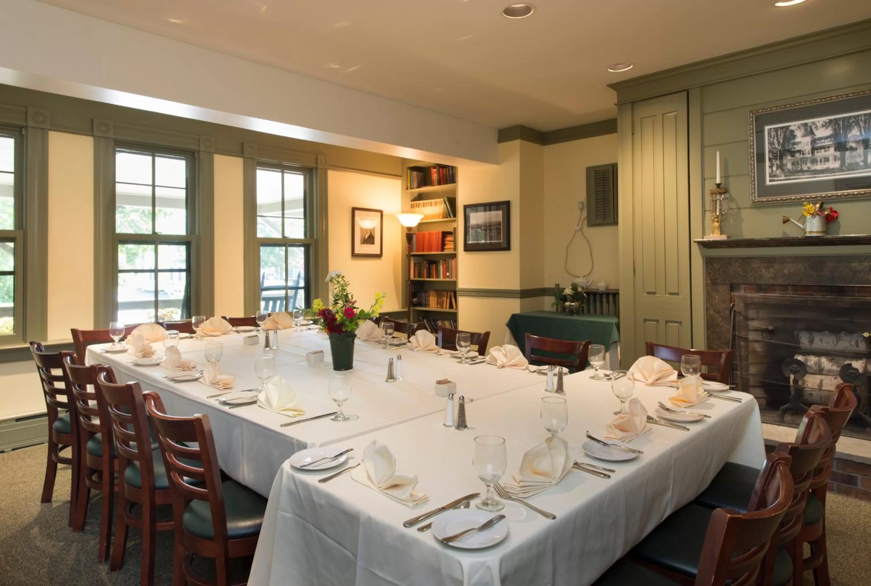 Library in The Norwich Inn