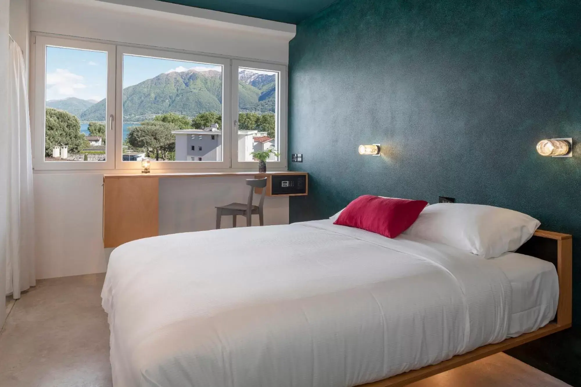 Lake view, Bed in Riva Rooms & Studios - Check-In 24hr