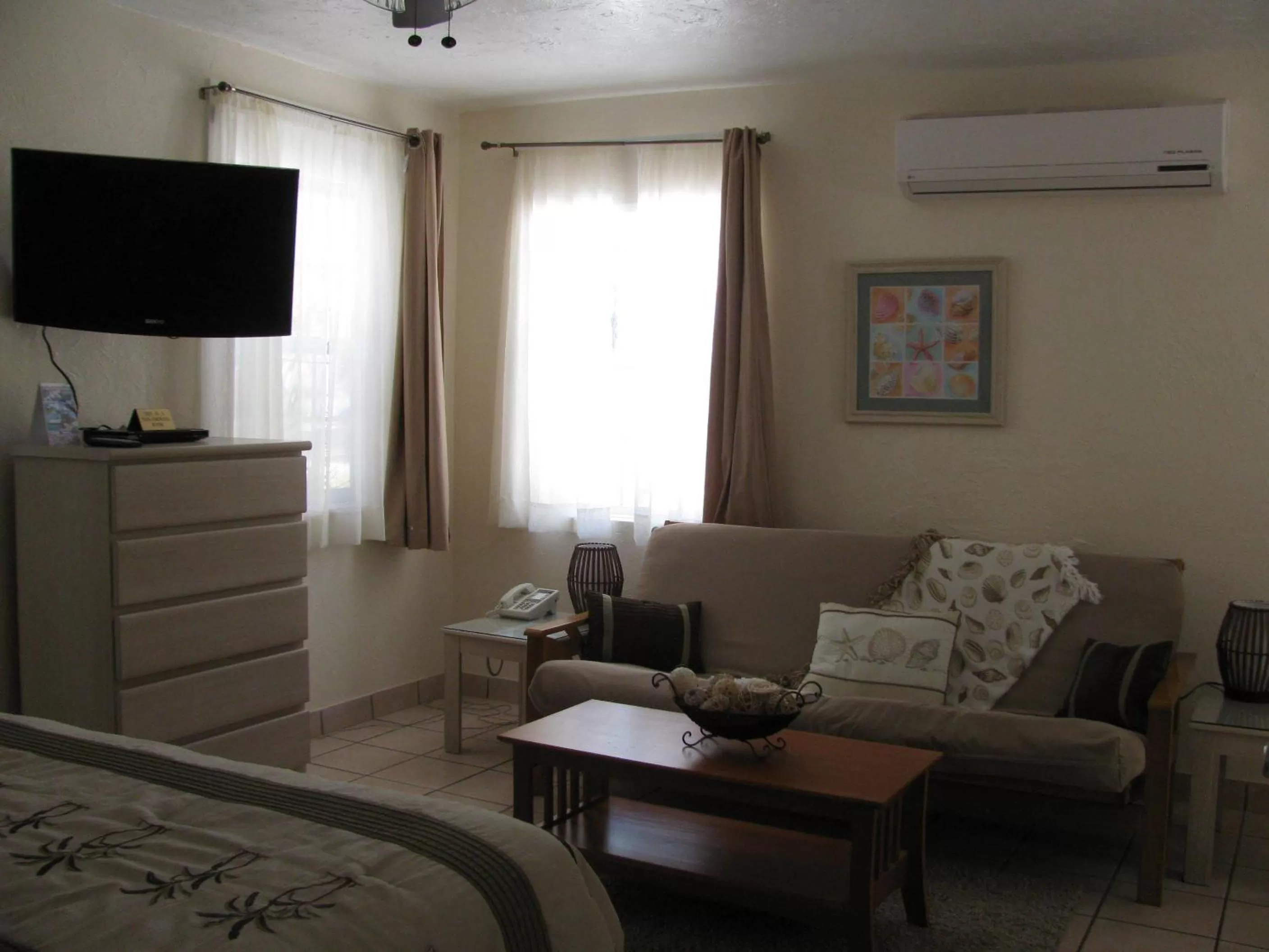 Bed, Seating Area in Queens Gate Resort