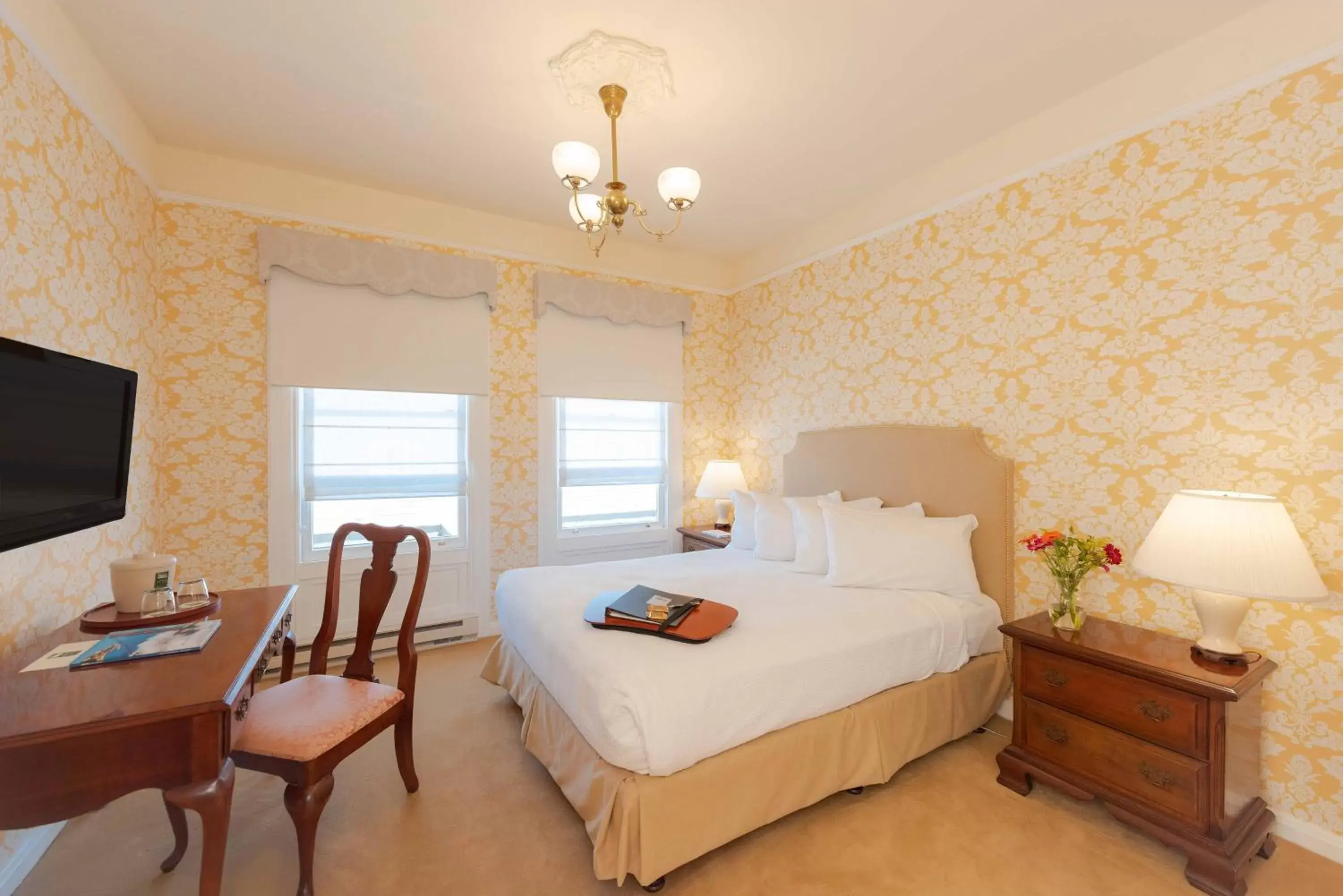 Bed in Stanyan Park Hotel Bed in Stanyan Park Hotel