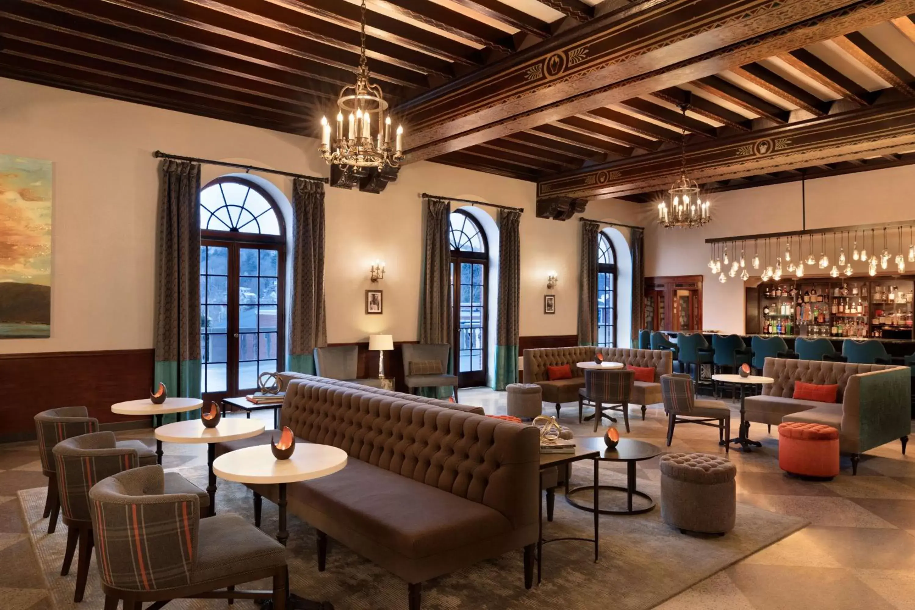 Lobby or reception, Lounge/Bar in Hotel Saranac, Curio Collection By Hilton
