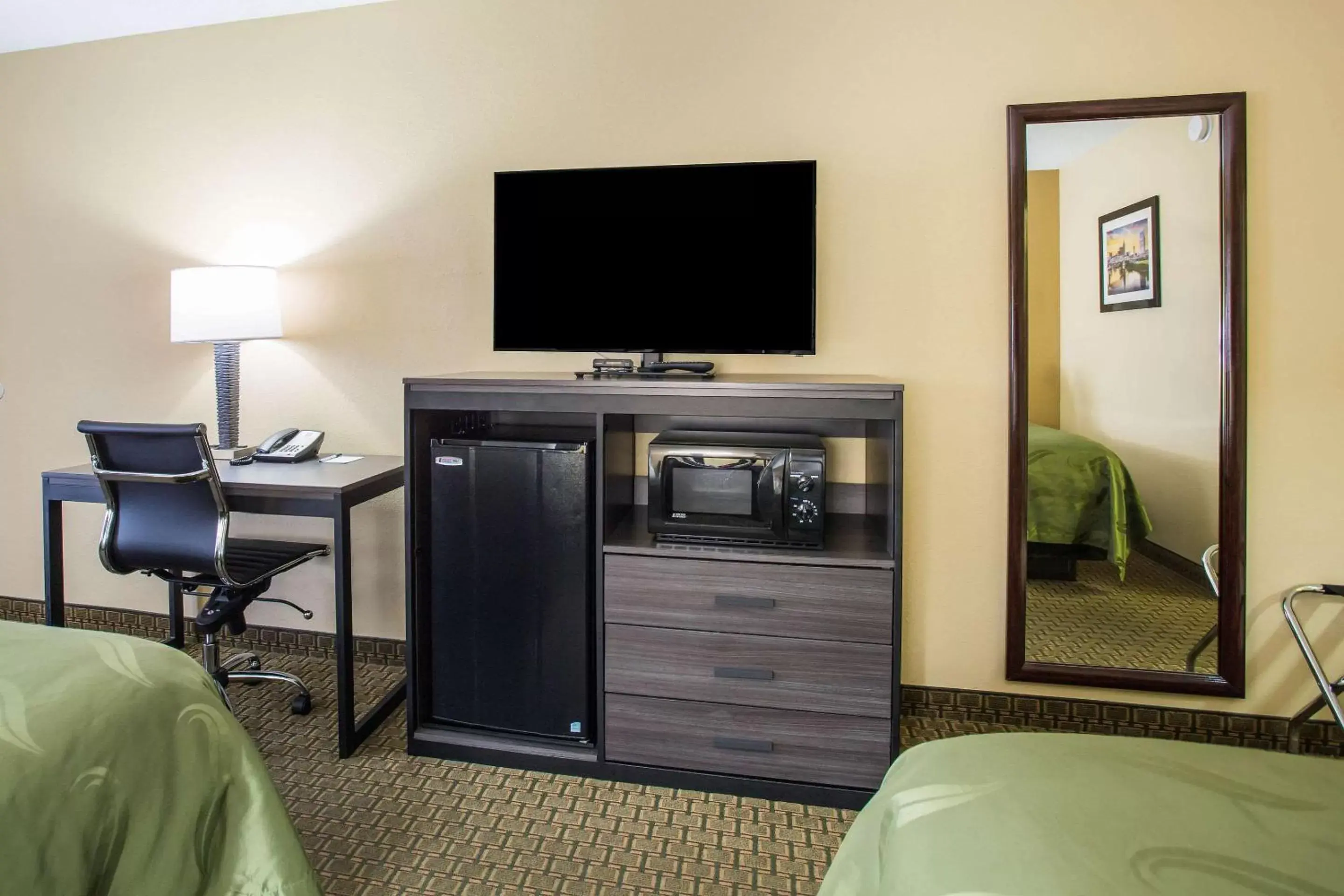 Photo of the whole room, TV/Entertainment Center in Quality Inn - White House