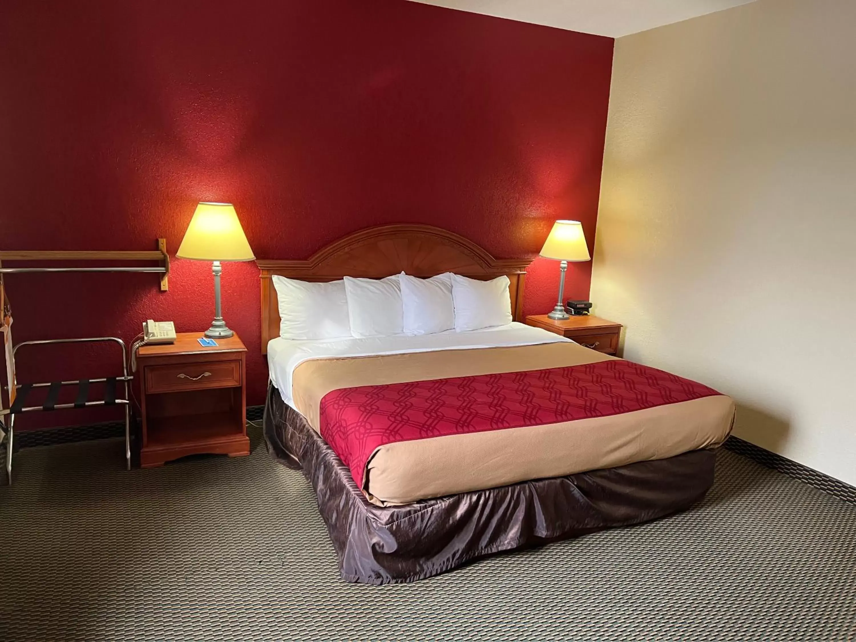 Property building, Bed in Express Inn & suites