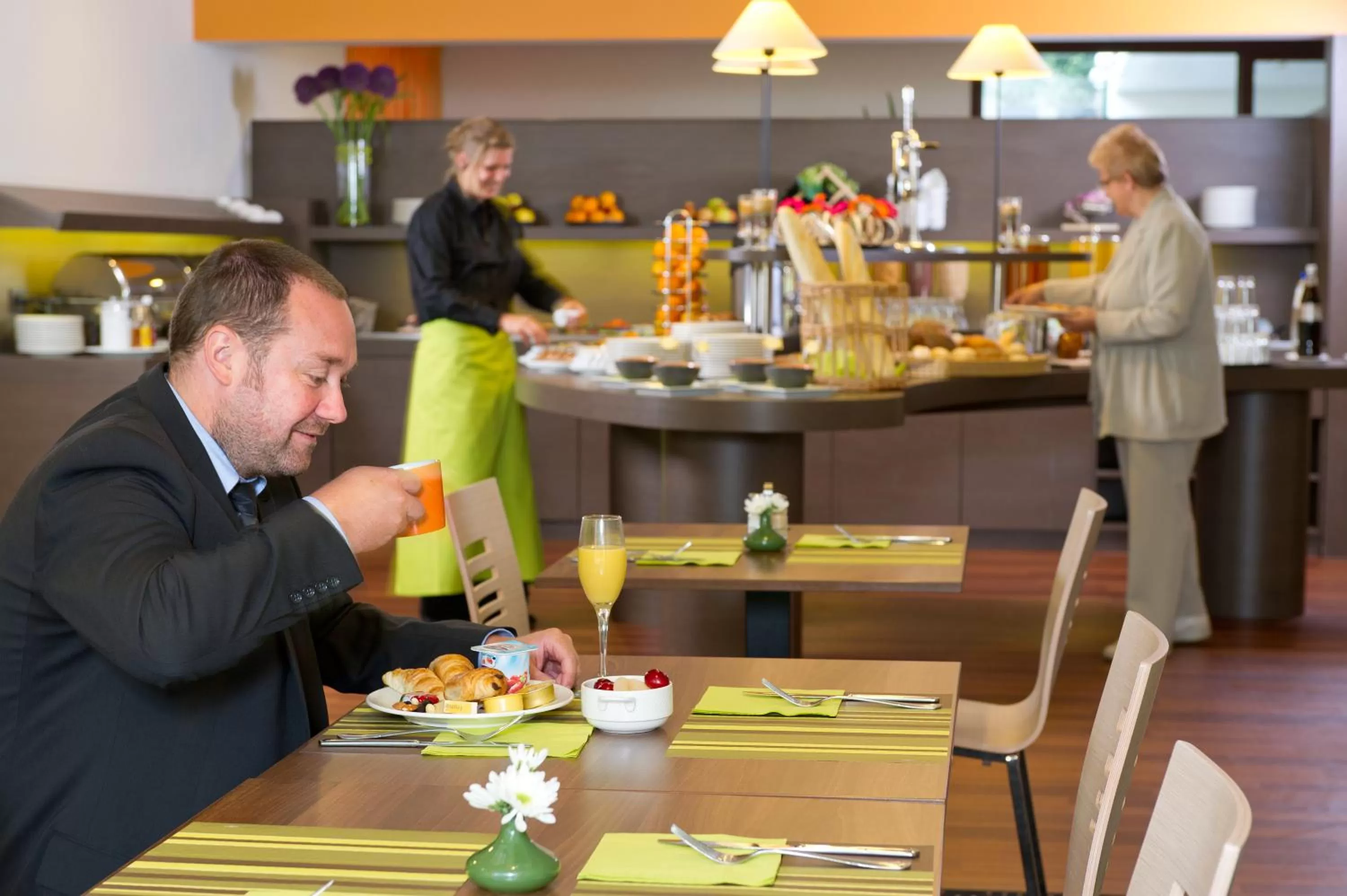 Restaurant/places to eat in ibis Styles Louvain-la-Neuve Hotel and Events