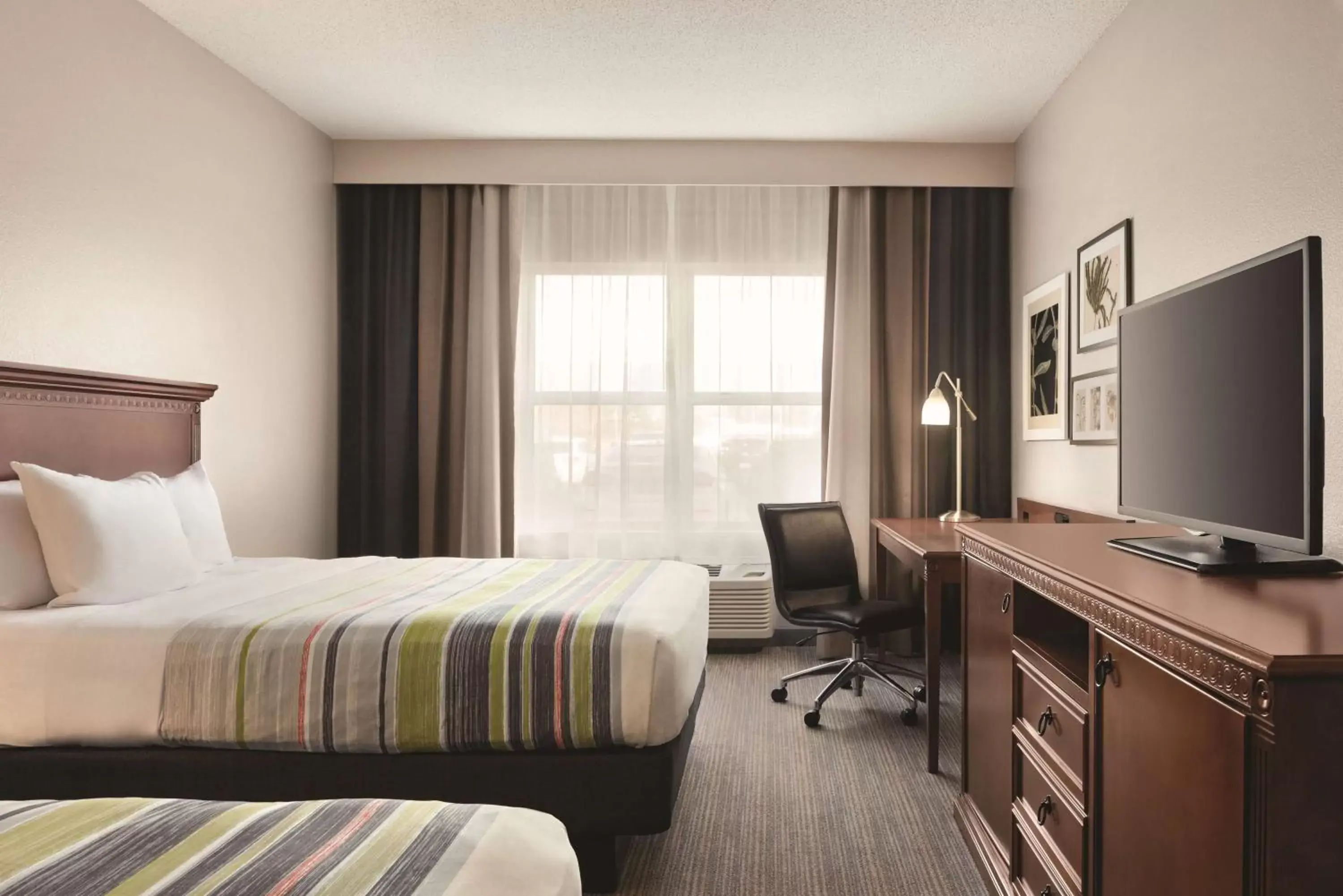 Property building, Bed in Country Inn & Suites by Radisson, Marinette, WI