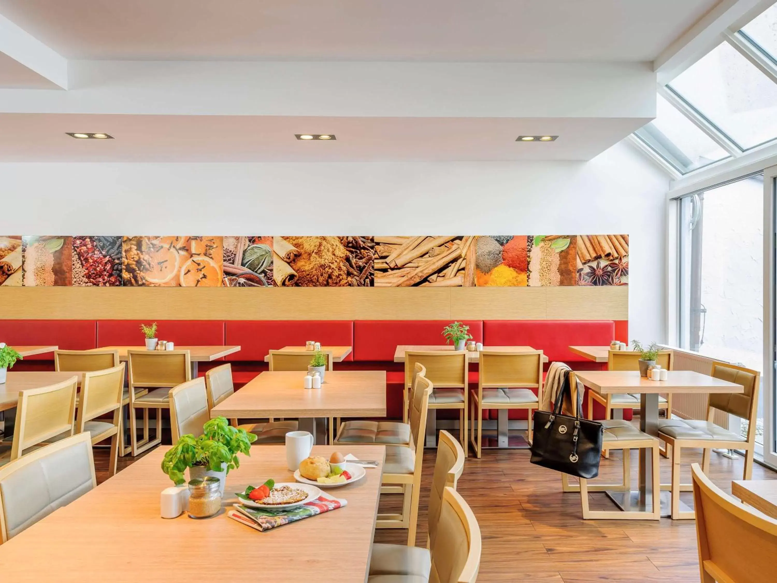 Restaurant/Places to Eat in ibis München City Nord