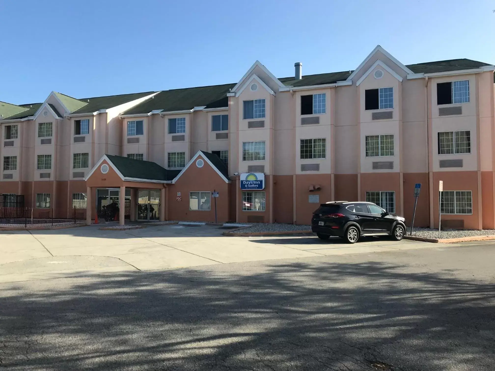 Facade/entrance, Property Building in Days Inn & Suites by Wyndham Tampa/Raymond James Stadium