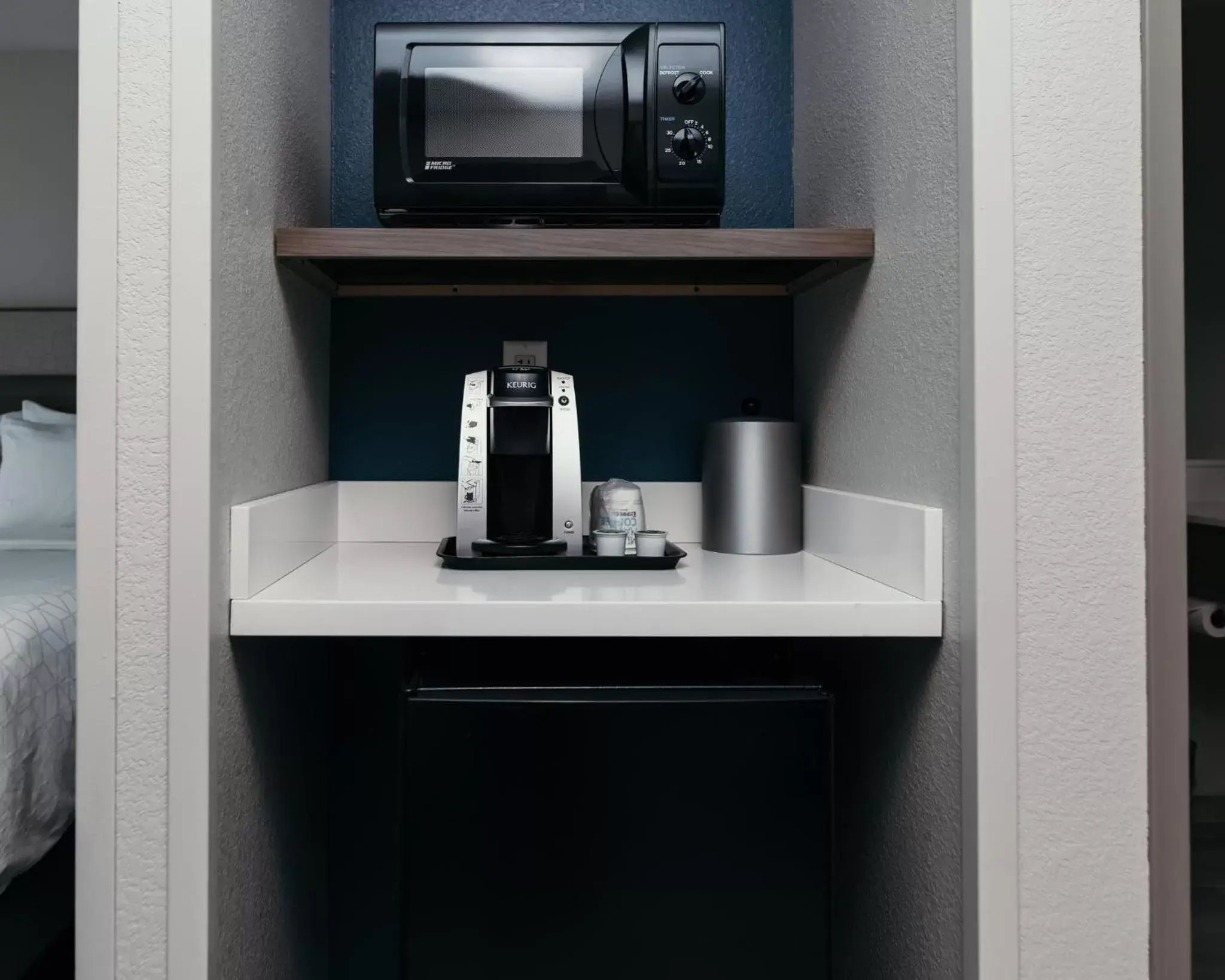 Bedroom, Coffee/Tea Facilities in Holiday Inn Express and Suites Urbandale Des Moines, an IHG Hotel