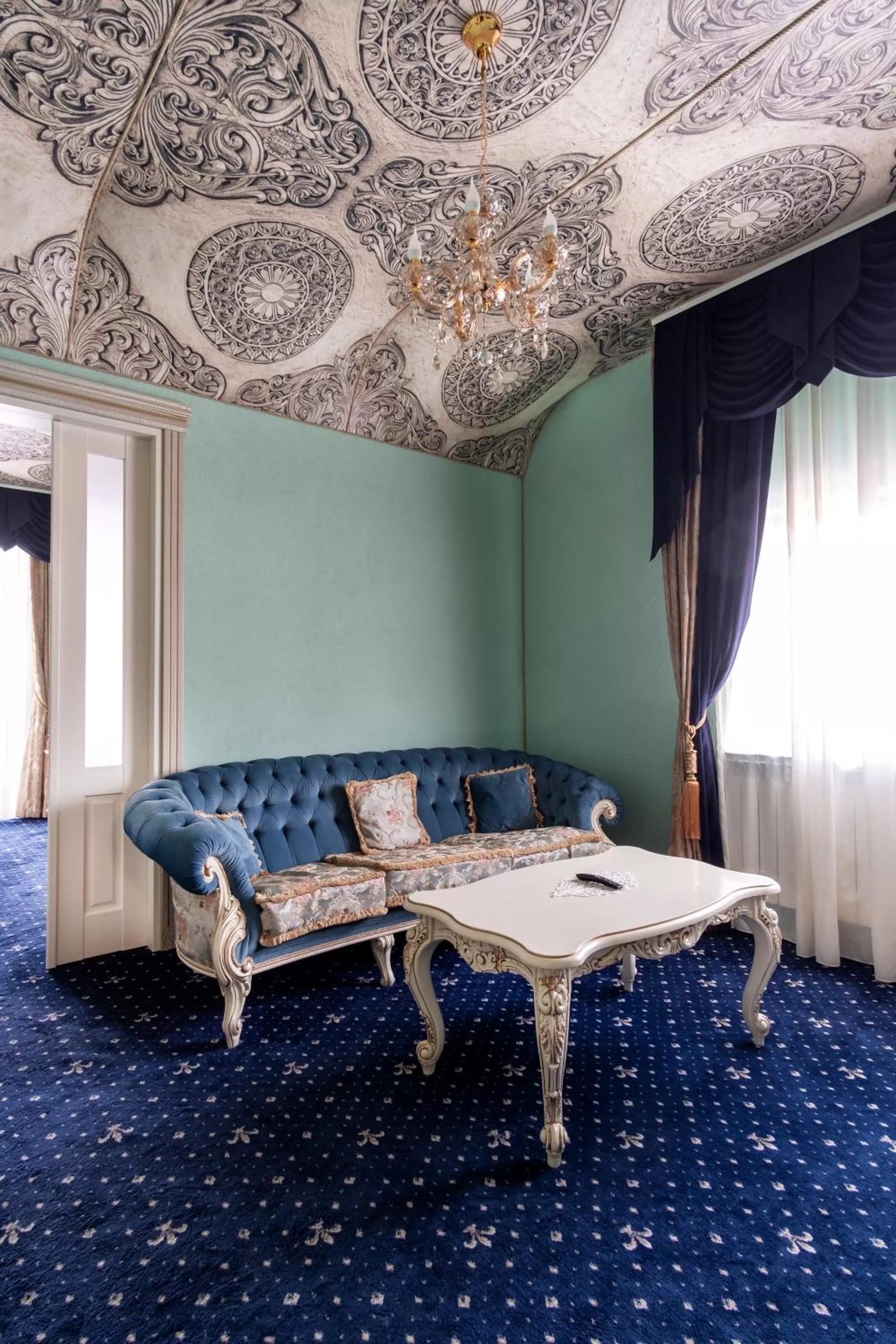 Living room in JMR Royal -Luxury Rooms & Private Sauna