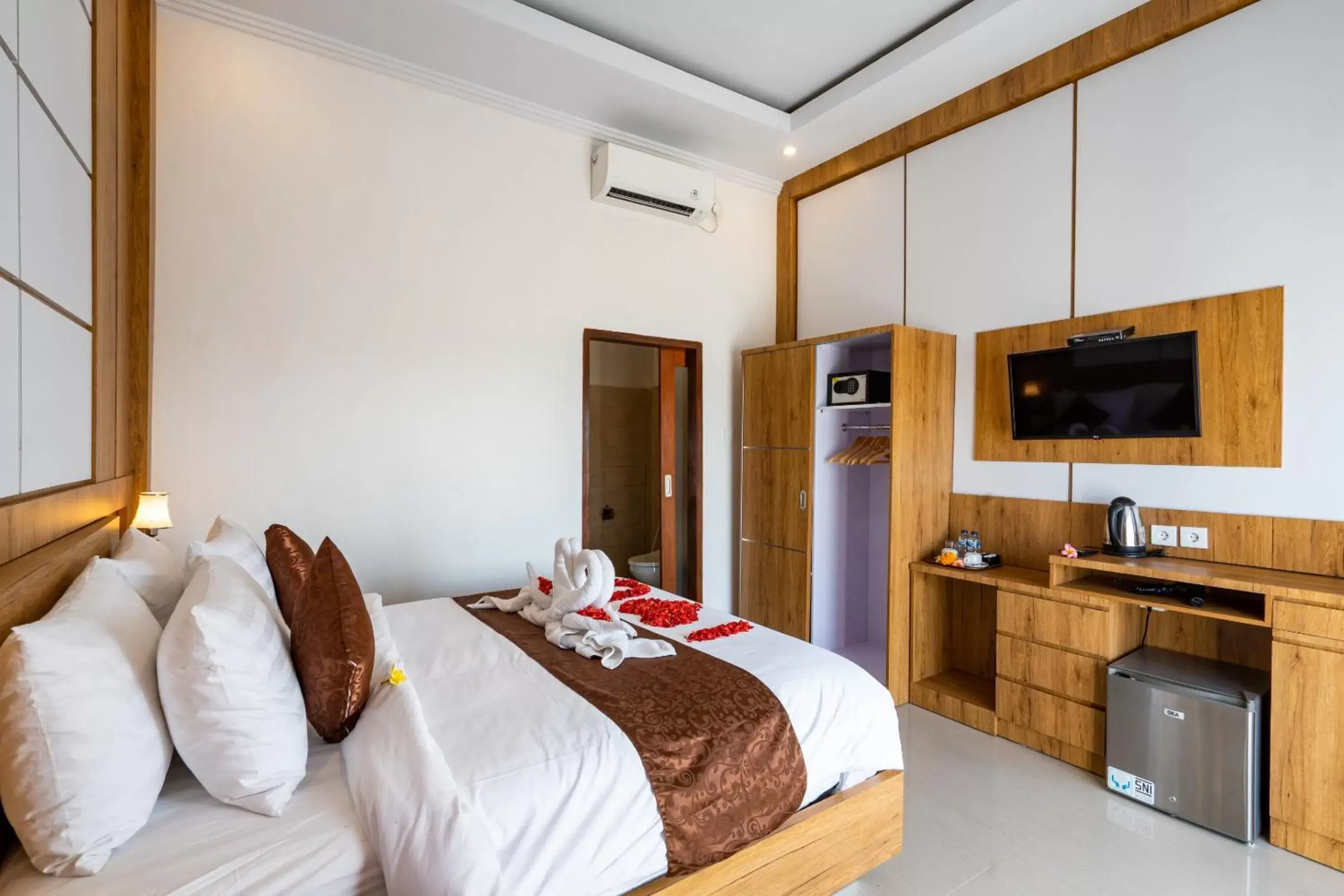 TV and multimedia, Bed in Samuh Sunset Hotel