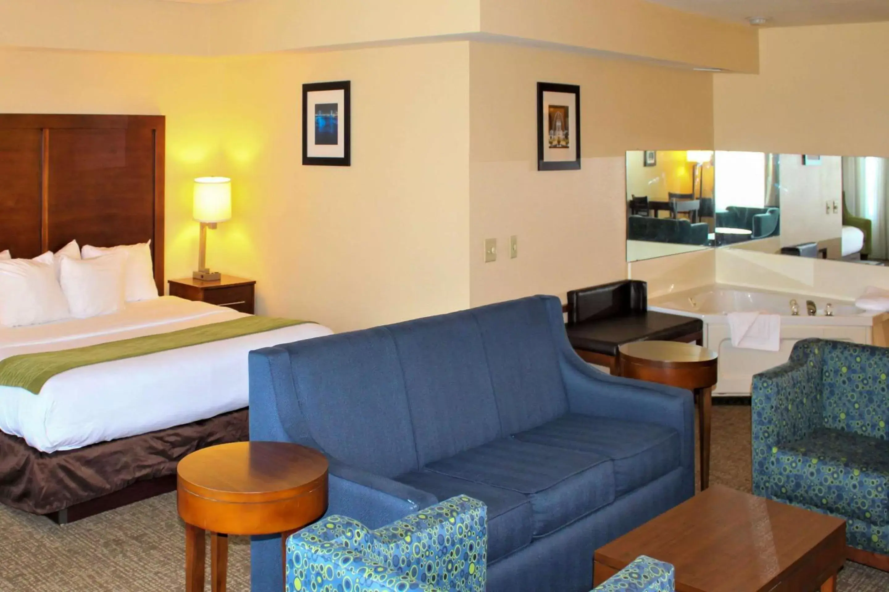 Photo of the whole room, Lounge/Bar in Comfort Inn & Suites - Chesterfield