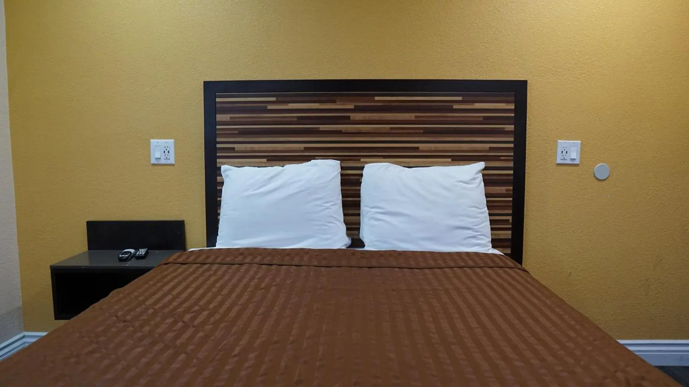 Bed in Holly Crest Hotel - Los Angeles, LAX Airport