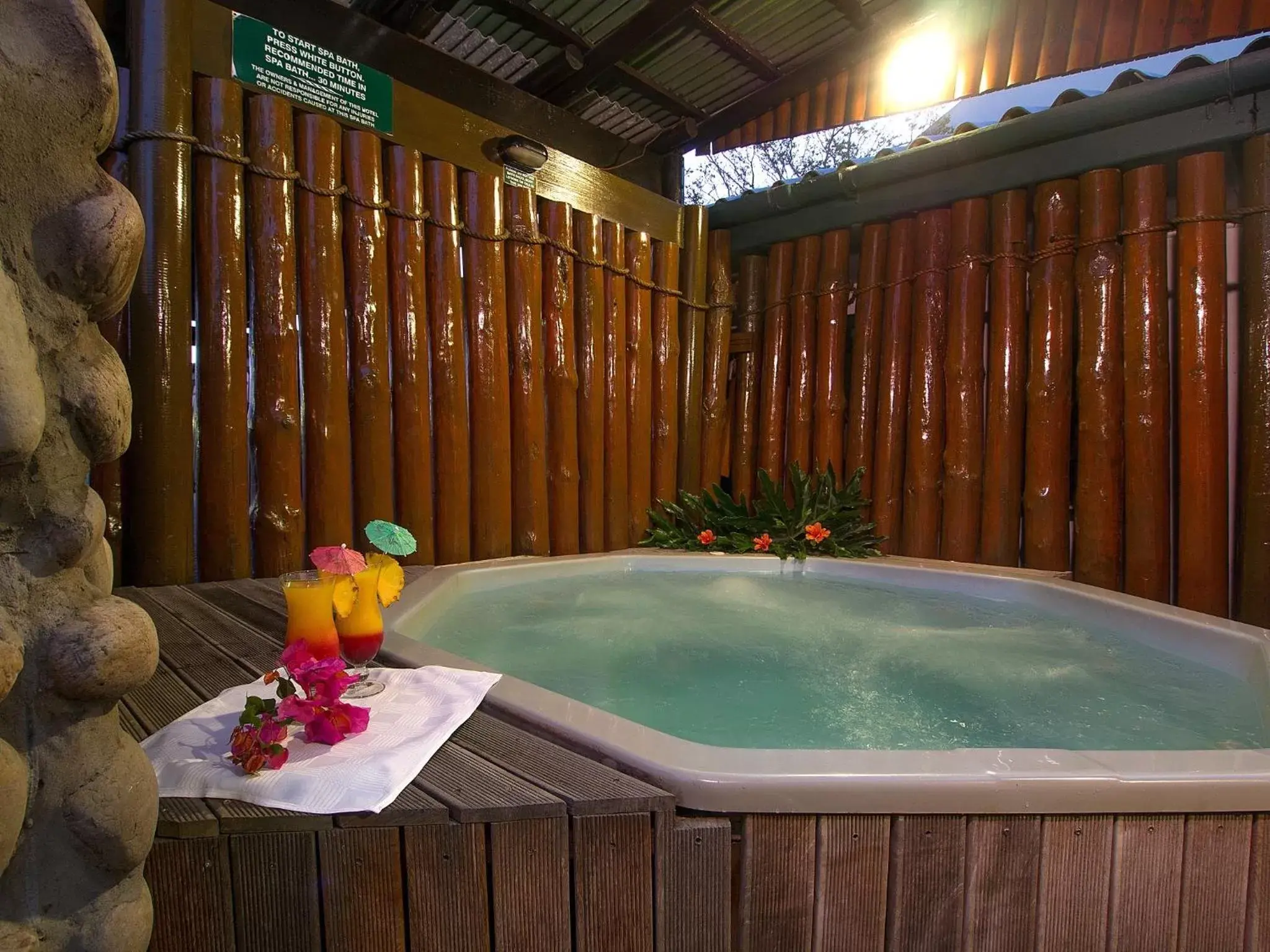 Hot Tub in Knysna Log-Inn Hotel