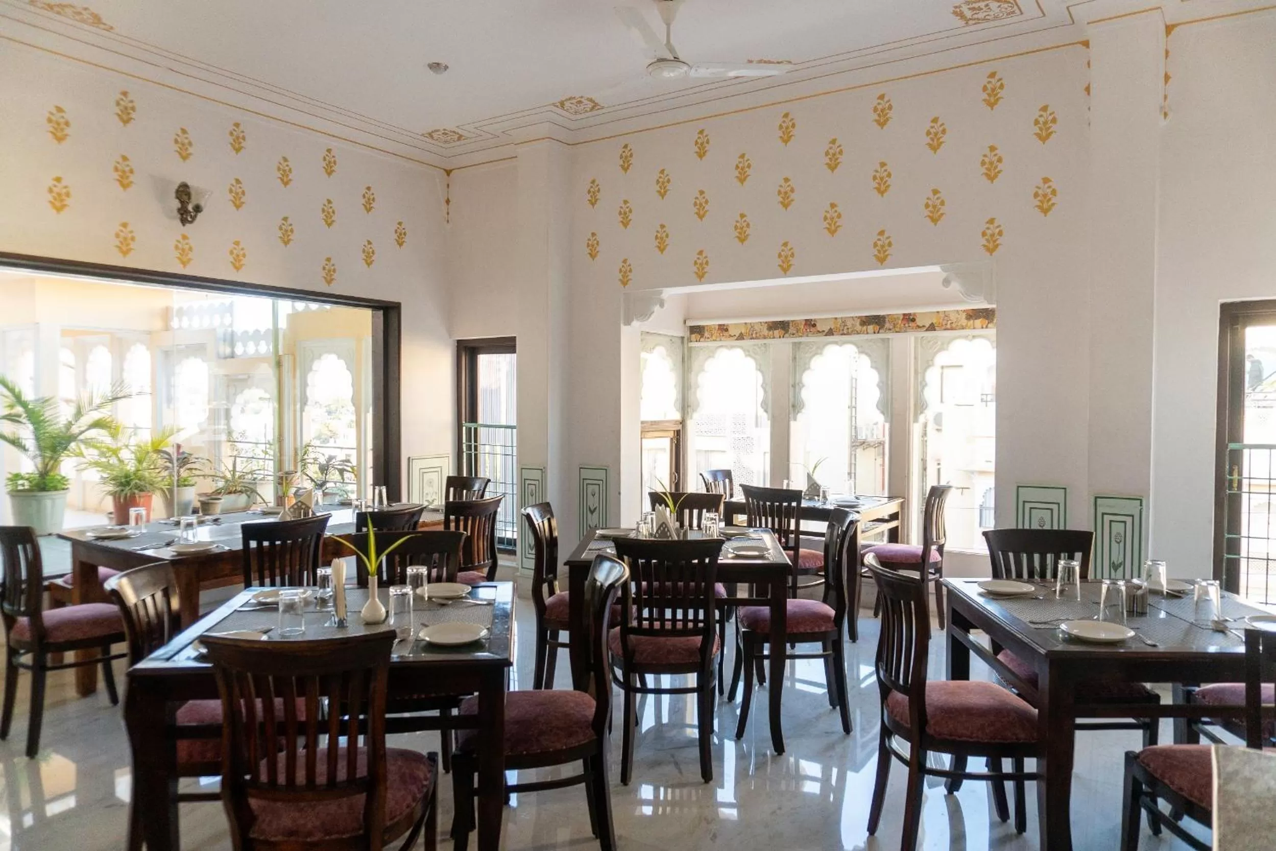 Restaurant/places to eat in Amar Kothi