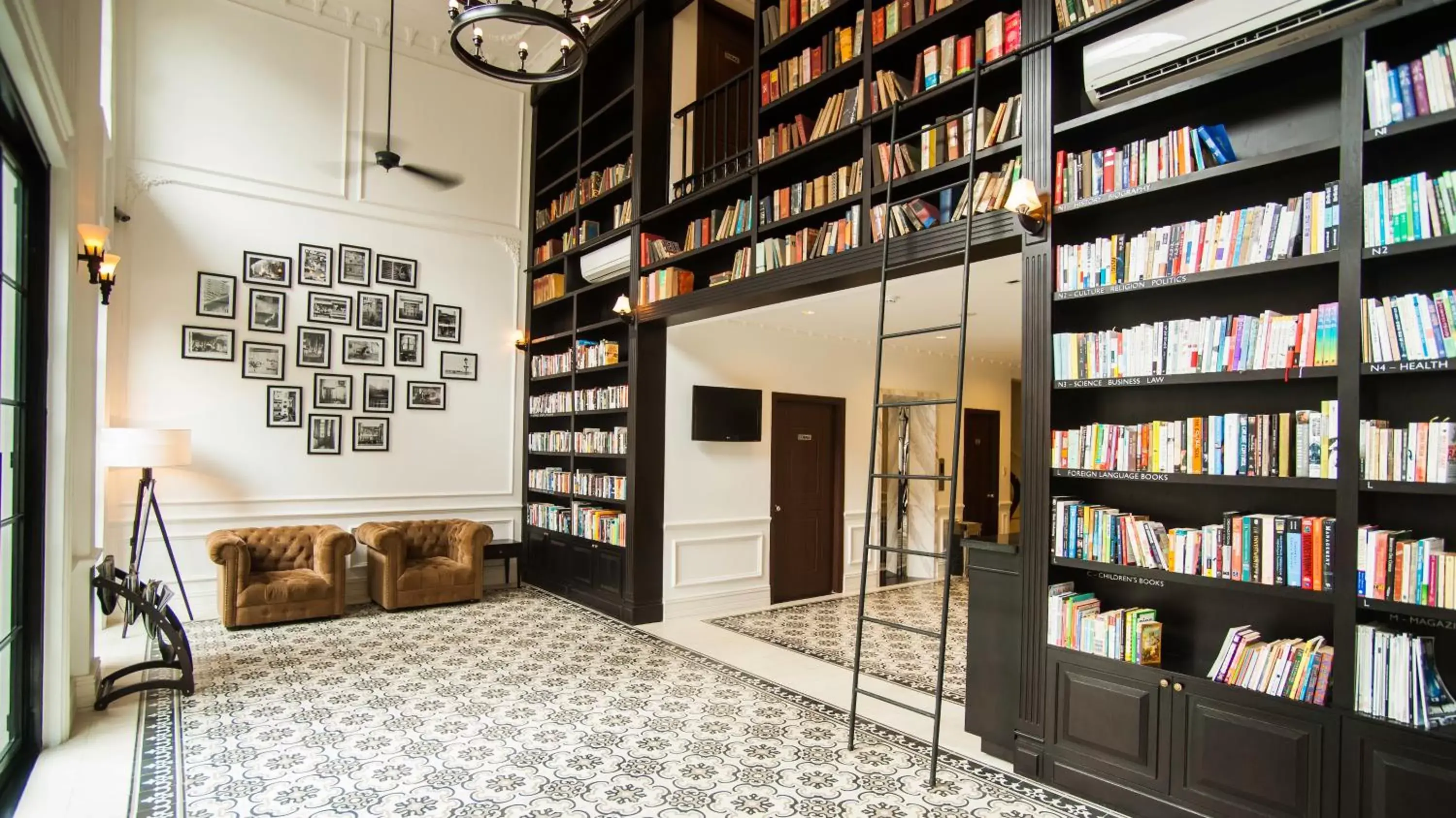 Lobby or reception, Library in The Alcove Library Hotel