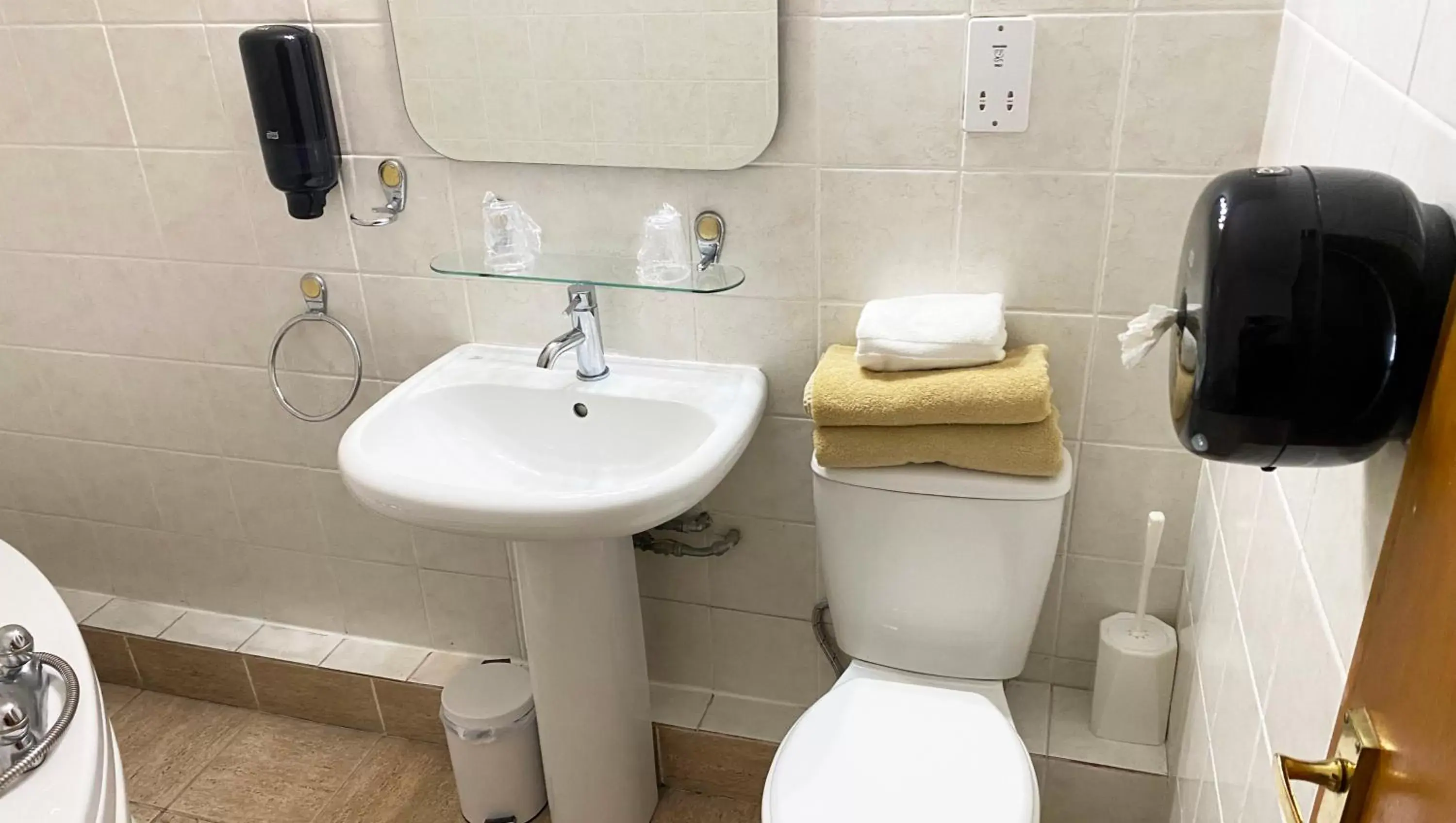 Toilet, Bathroom in Magnuson Hotel Sandy Lodge Newquay