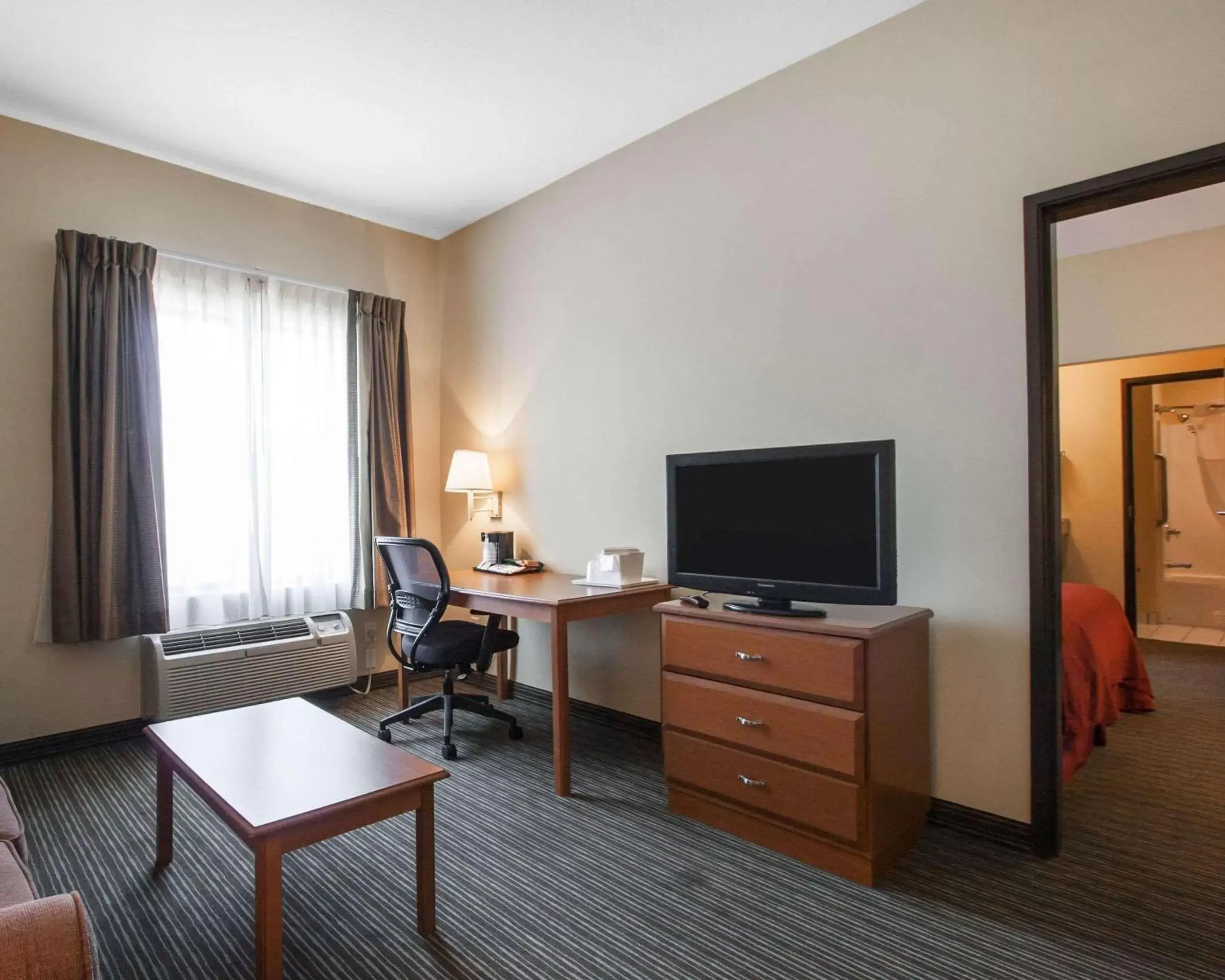 Photo of the whole room, TV/Entertainment Center in Quality Inn Joplin I-44