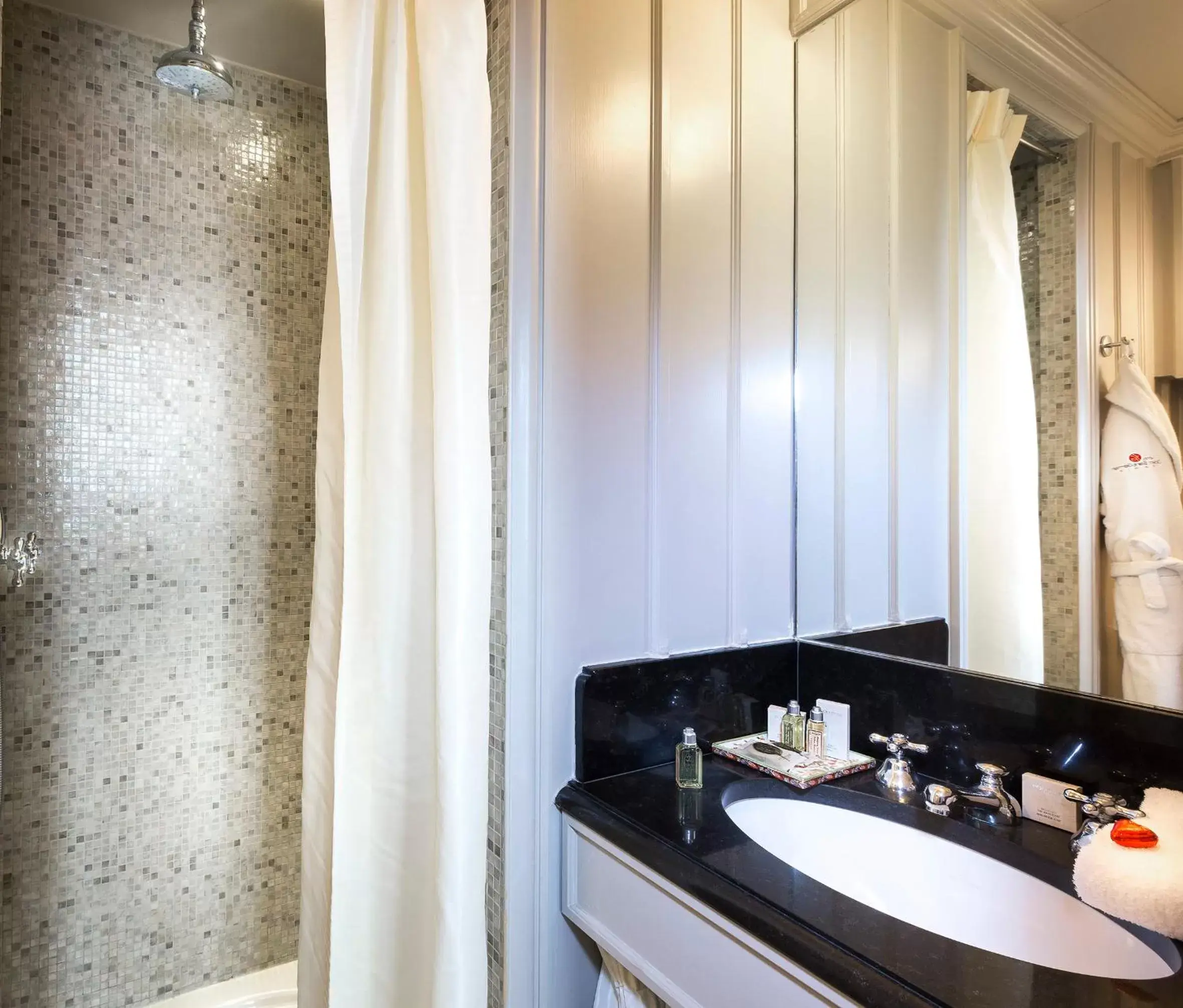 Bathroom in Hotel Odeon Saint Germain