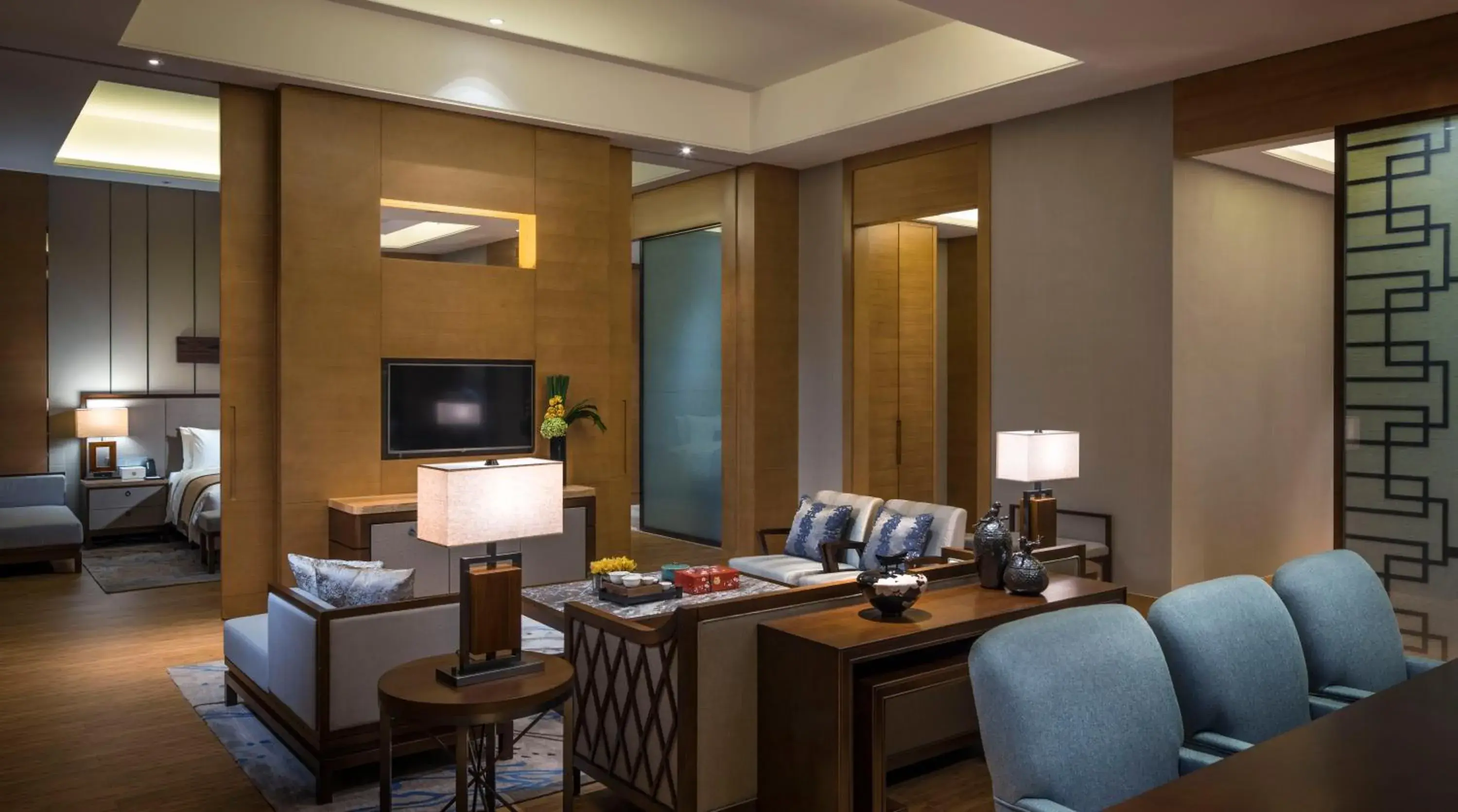 Photo of the whole room, TV/Entertainment Center in HUALUXE Yangjiang City Center, an IHG Hotel