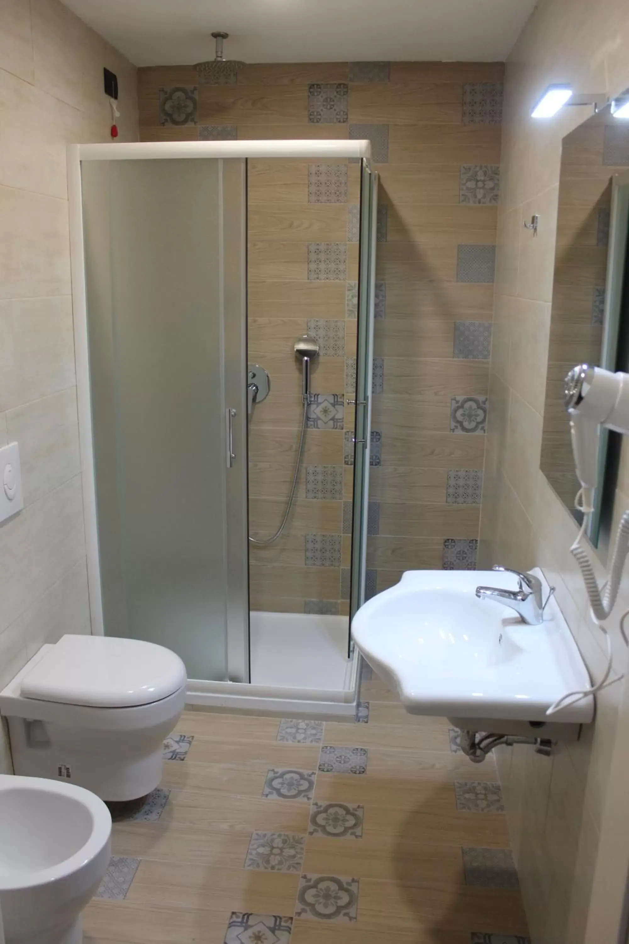 Shower, Bathroom in Hotel Giacosa