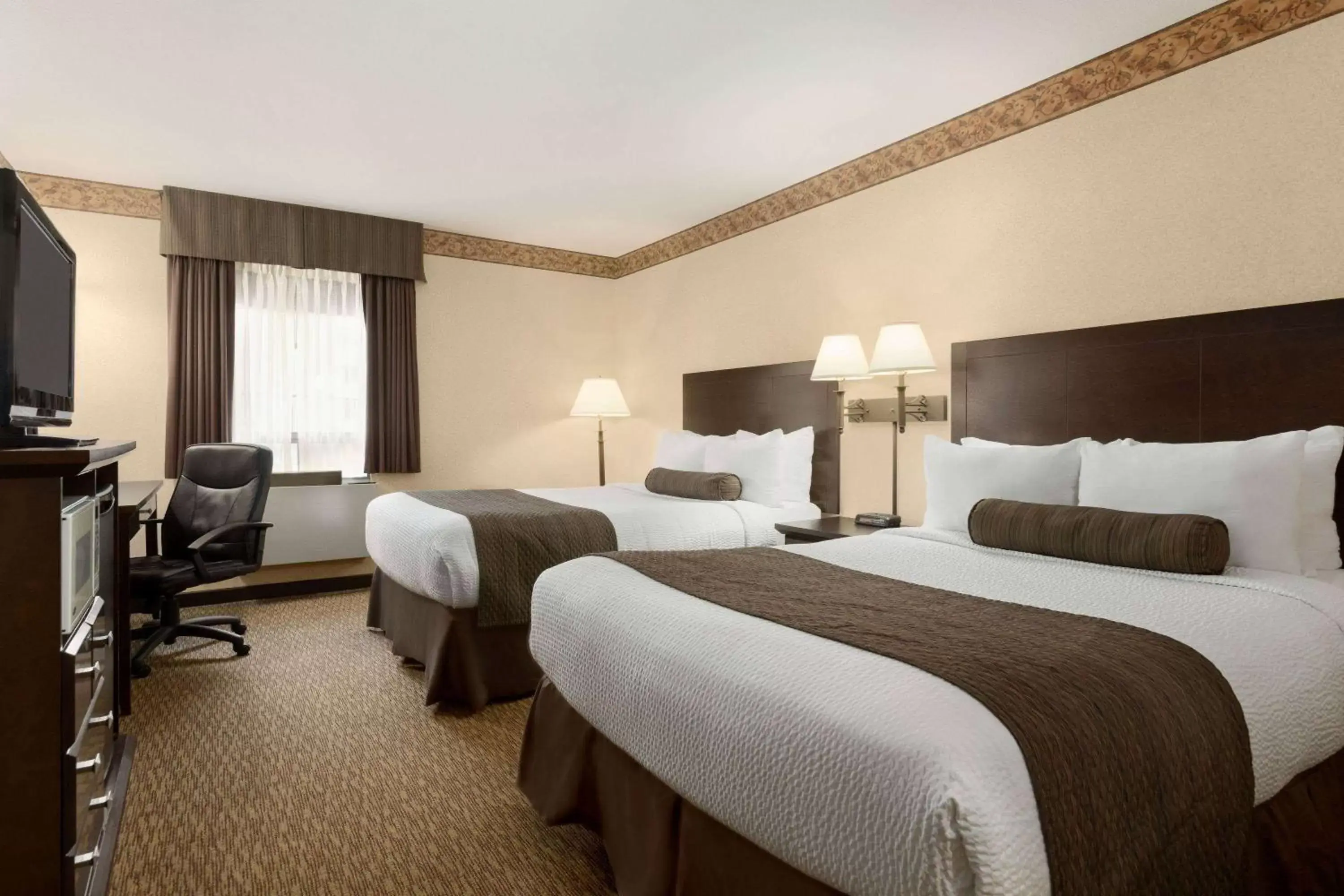 Photo of the whole room, Bed in Days Inn & Suites by Wyndham Sault Ste. Marie ON