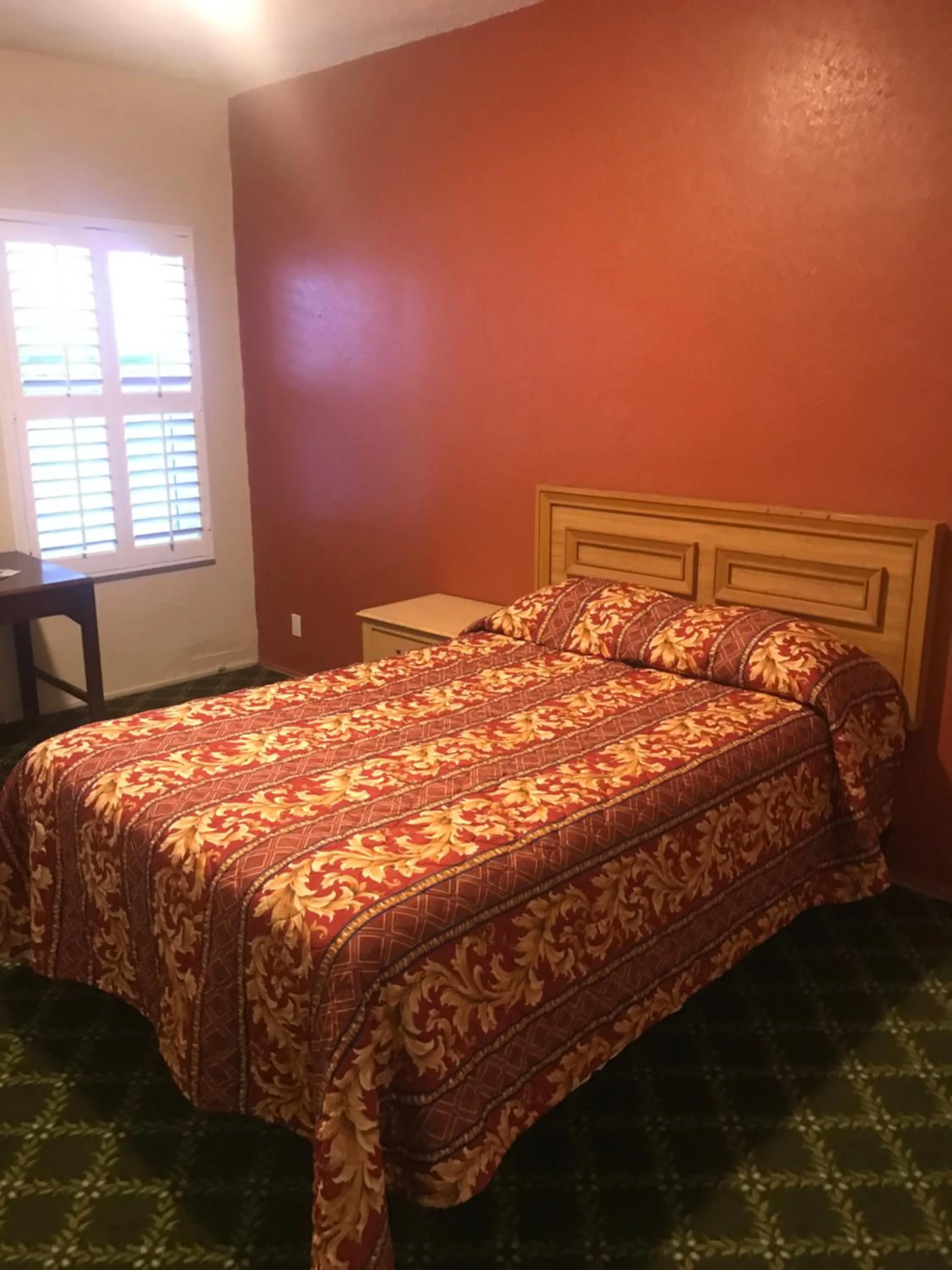 Bed in Hotel West Inn, Hollywood - LA