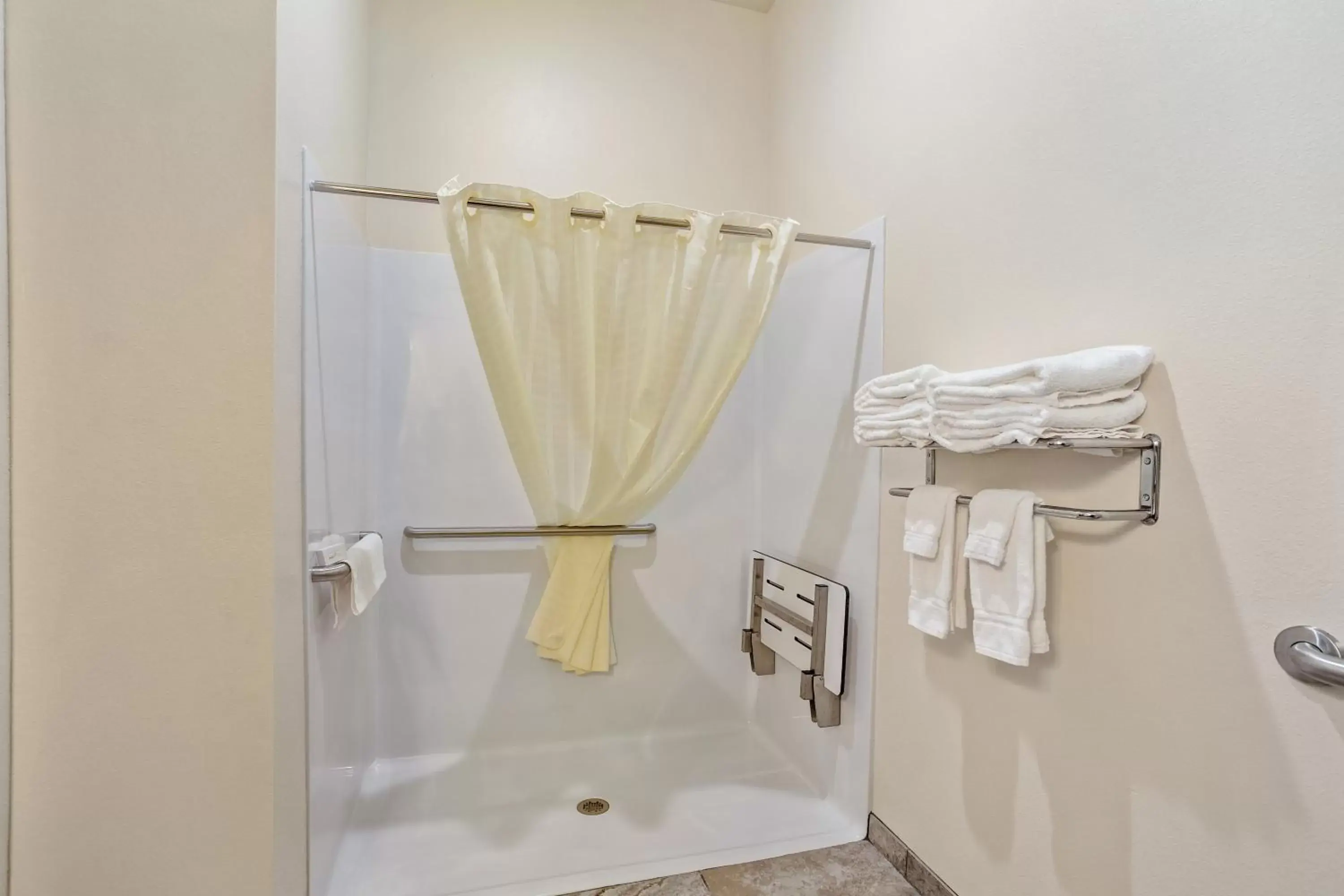 Shower, Bathroom in Cobblestone Hotel & Suites - Little Chute