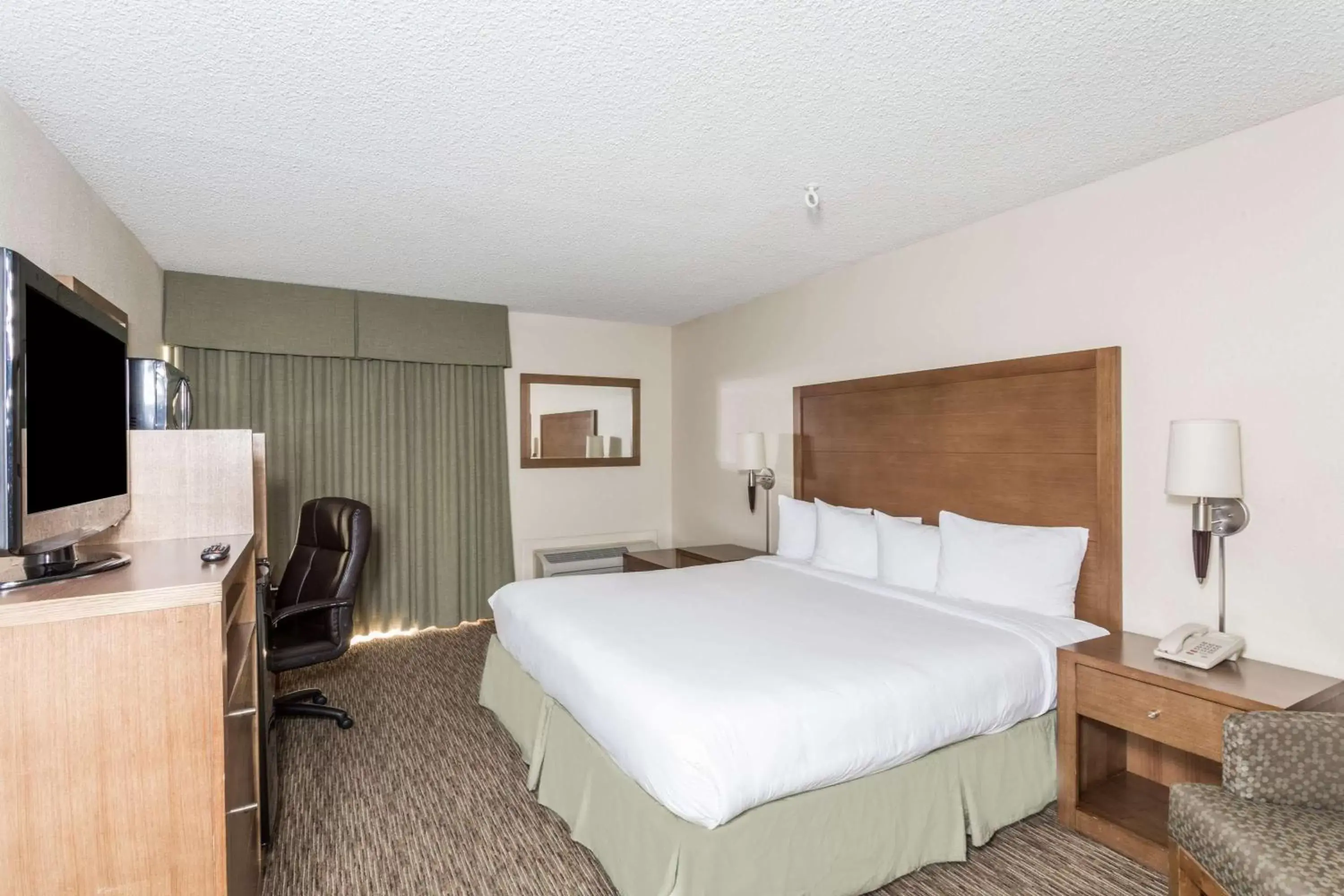 King Room - Disability Access/Non-Smoking in Days Hotel by Wyndham Peoria Glendale Area