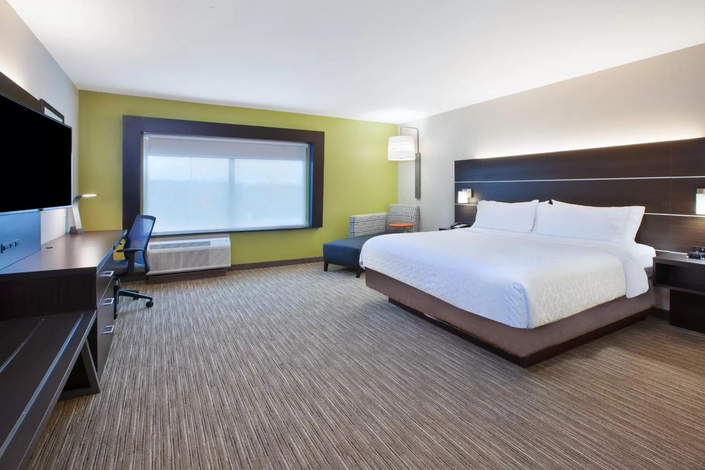 Photo of the whole room, Bed in Holiday Inn Express & Suites - Parkersburg East, an IHG Hotel