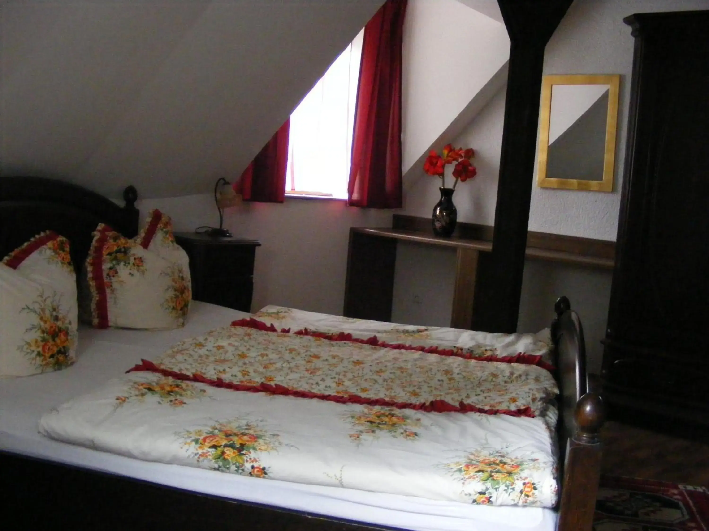 Bedroom, Bed in Zum Achten Himmel