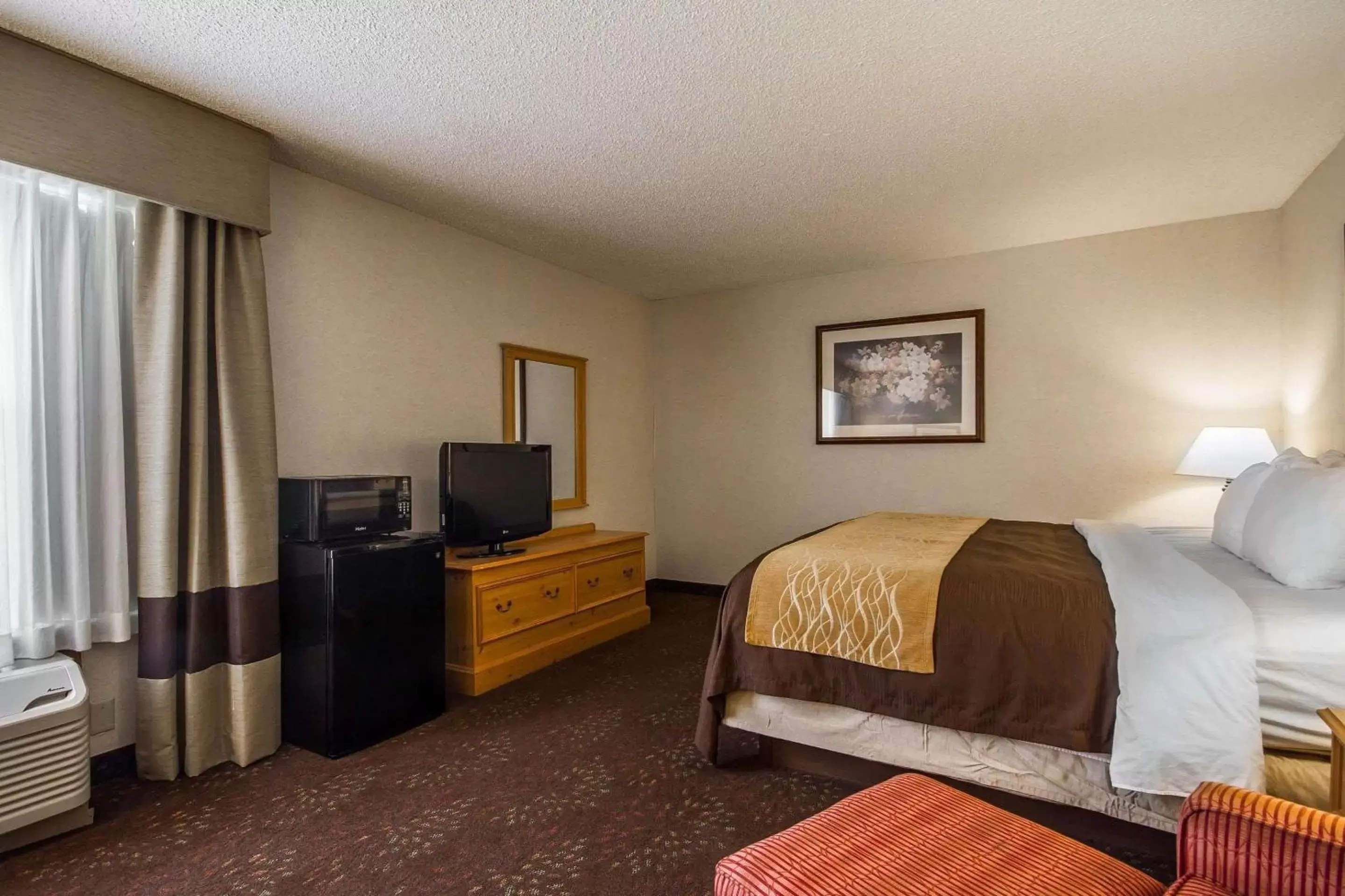 Photo of the whole room, Bed in Comfort Inn Fond Du Lac