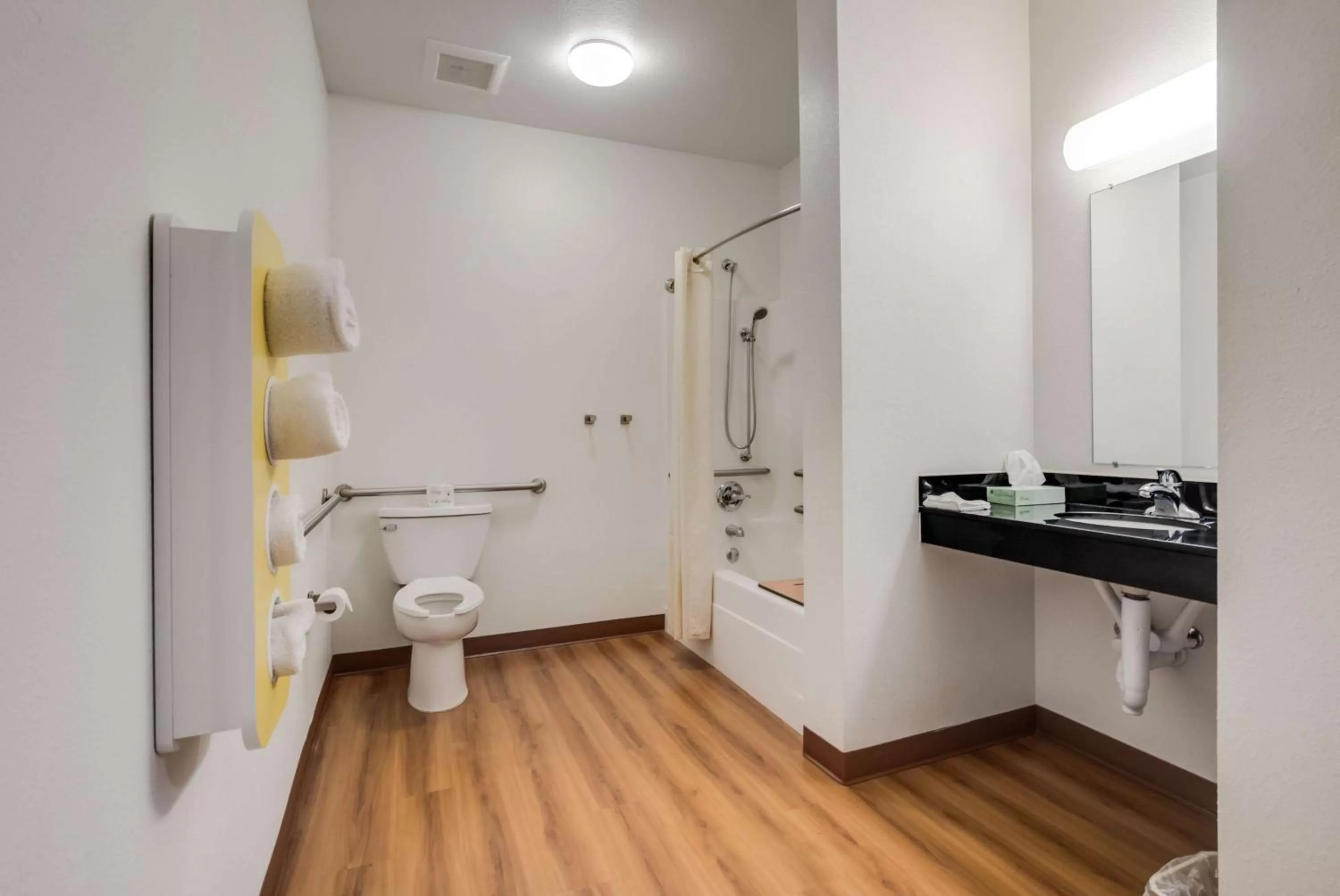 Bathroom in Motel 6 Poplar Bluff, MO