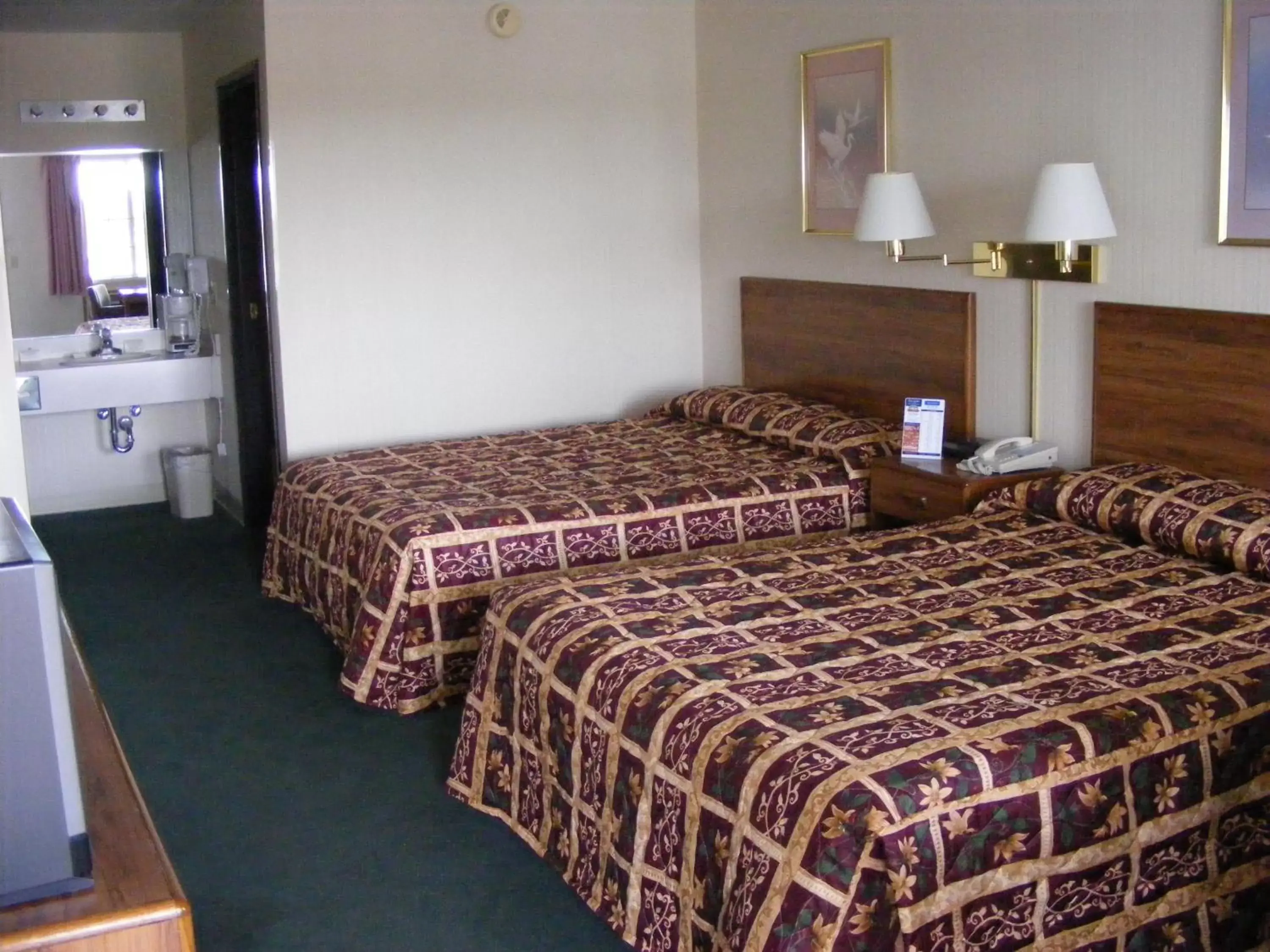 Bedroom, Bed in Great Lakes Inn Mackinaw City