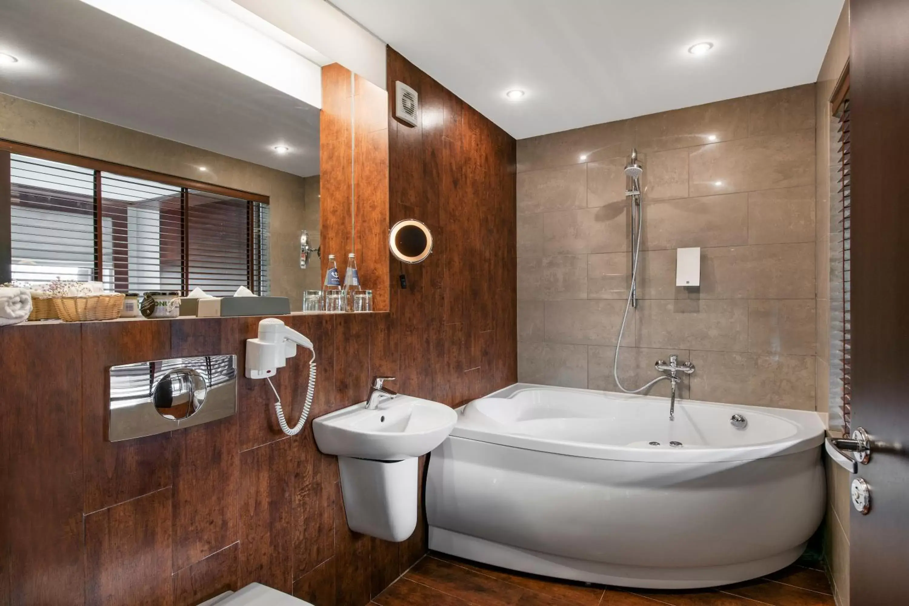 Hot Tub, Bathroom in Amberton Hotel Klaipeda