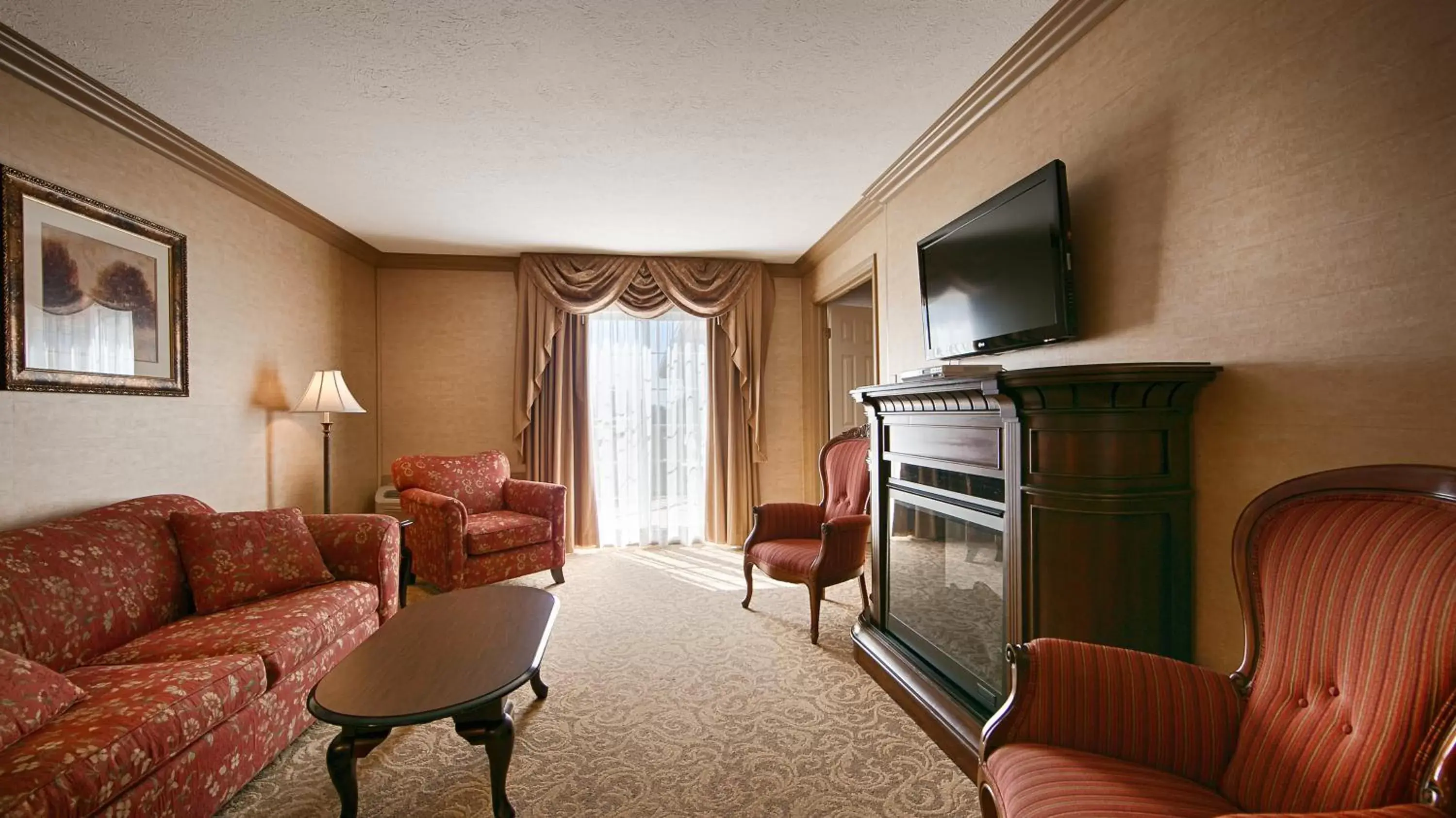 Bedroom, Seating Area in SureStay Plus Hotel by Best Western Kincardine