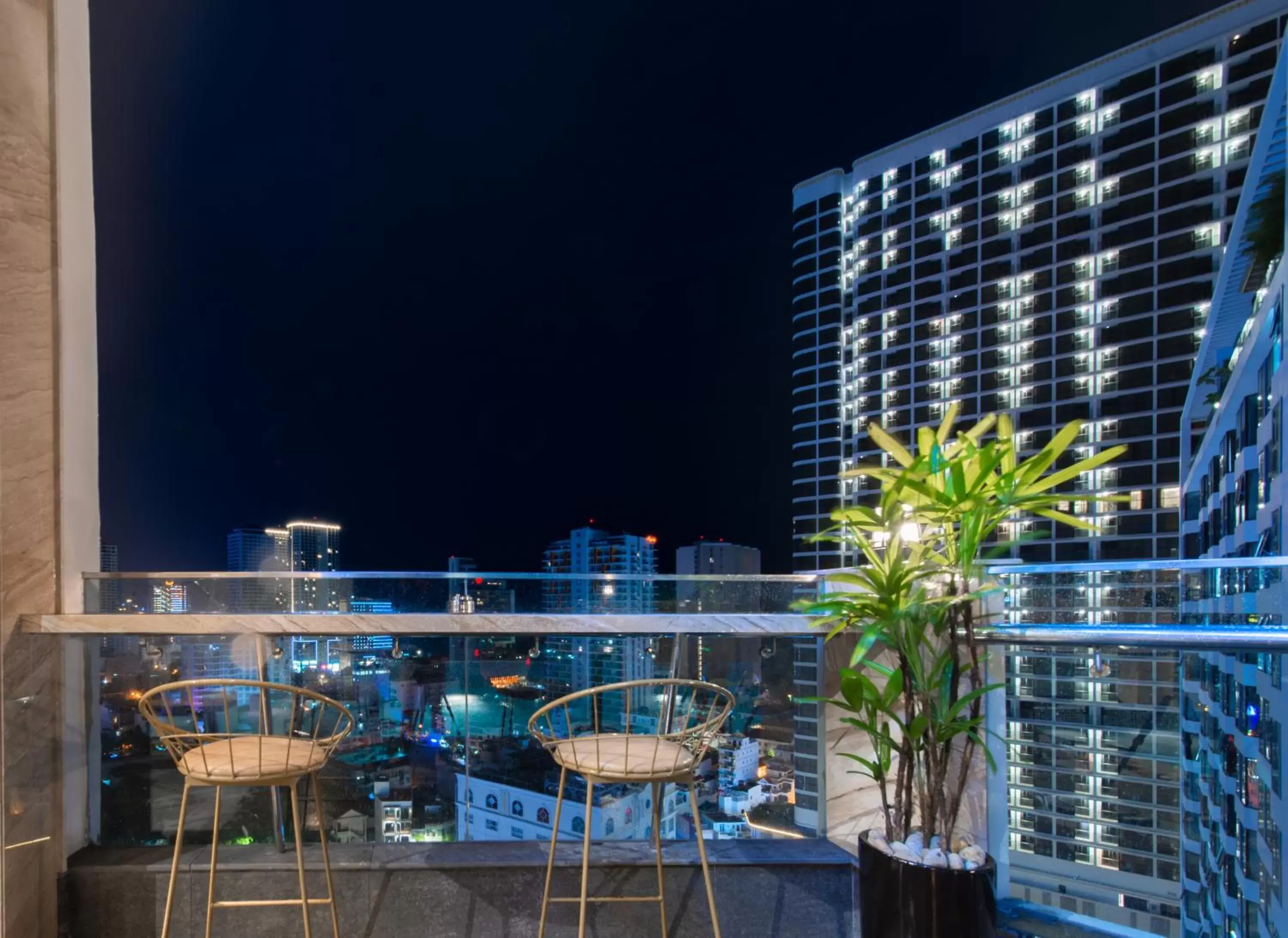 Lounge or bar, Balcony/Terrace in Zenia Boutique Hotel Nha Trang