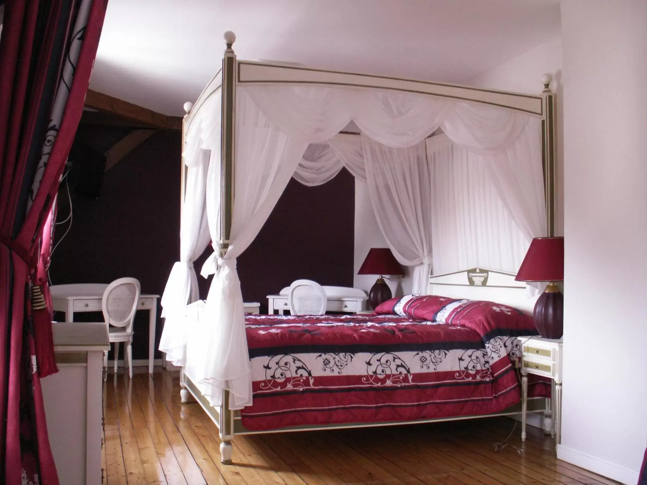 Photo of the whole room, Bed in Manoir François 1er