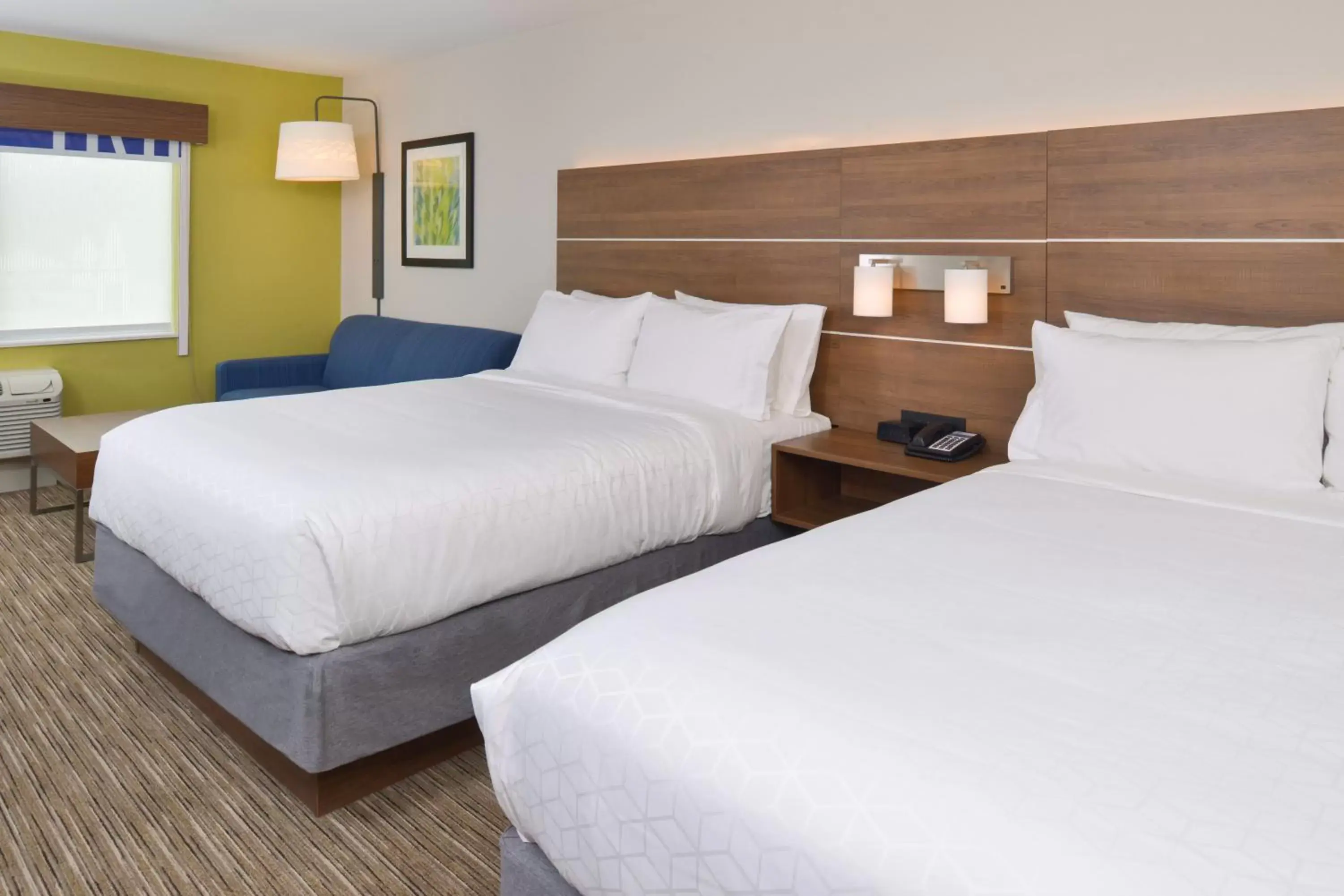 Photo of the whole room, Bed in Holiday Inn Express & Suites - Ottumwa, an IHG Hotel
