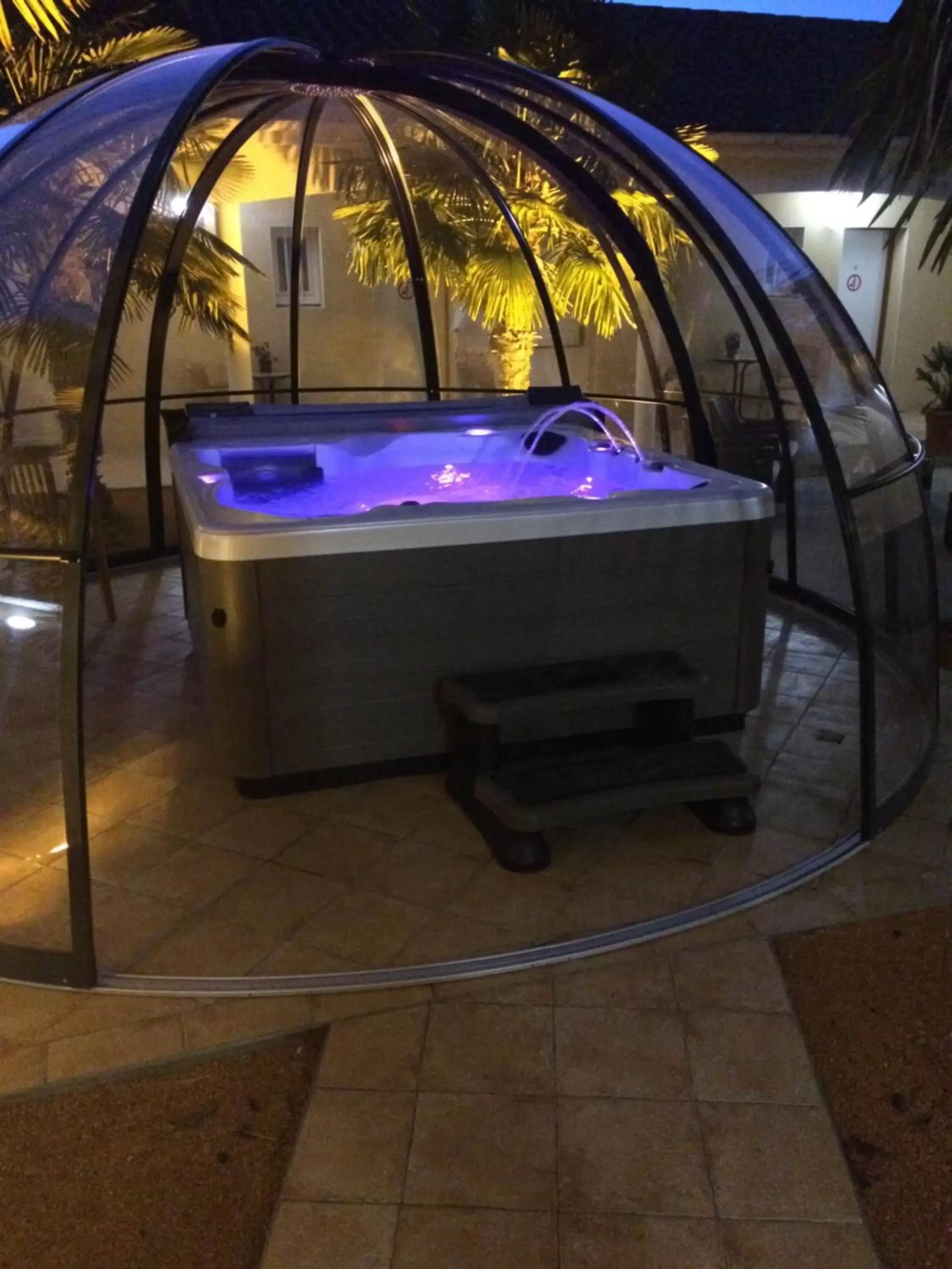 Hot Tub in The Originals City, Hôtel La Closerie, Nantes Nord (Inter-Hotel)